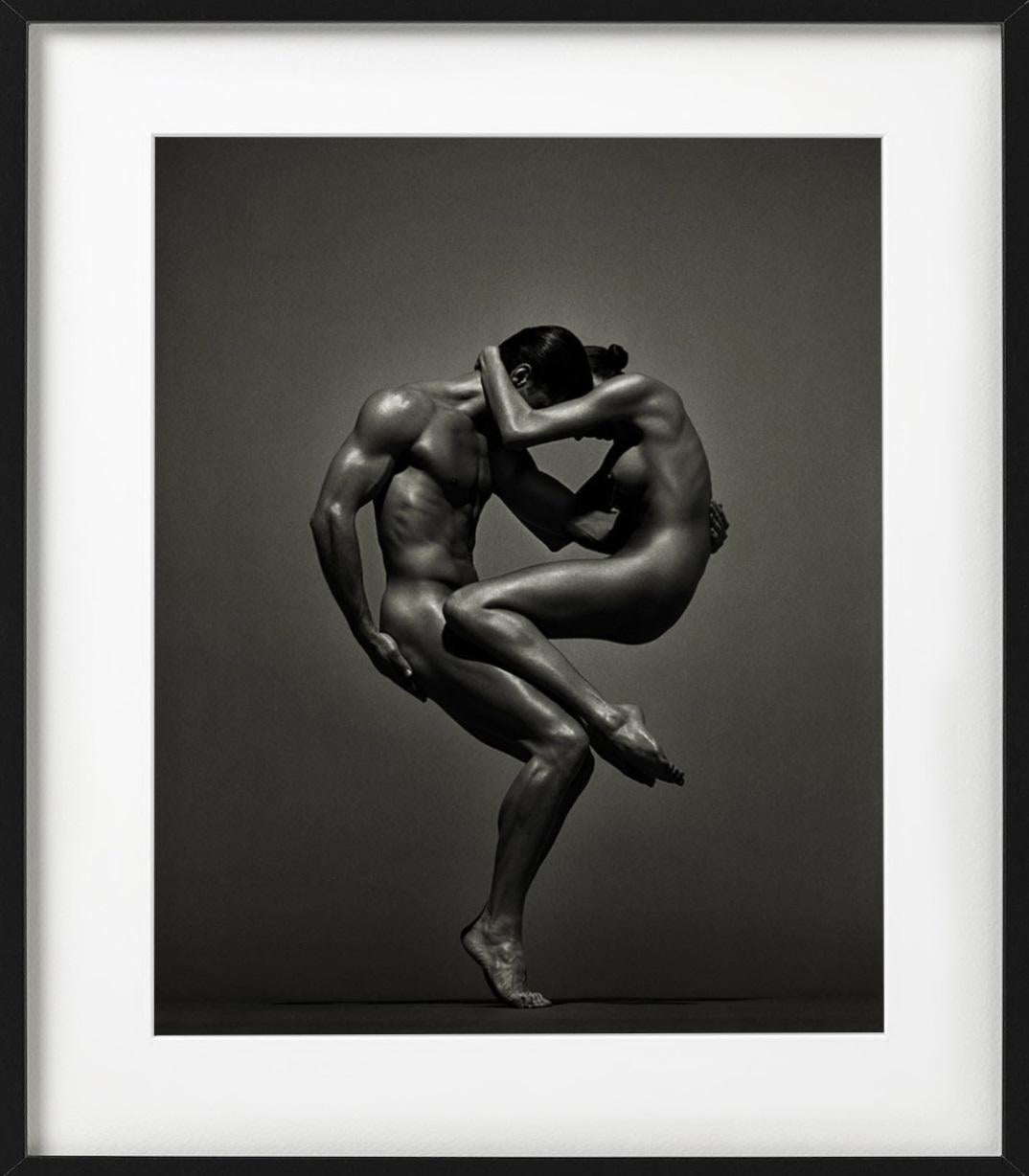 Sina&Anthony, Wien - Doppelakt in sportlicher Pose, Kunstfotografie, 1995 (Schwarz), Figurative Photograph, von Andreas H. Bitesnich