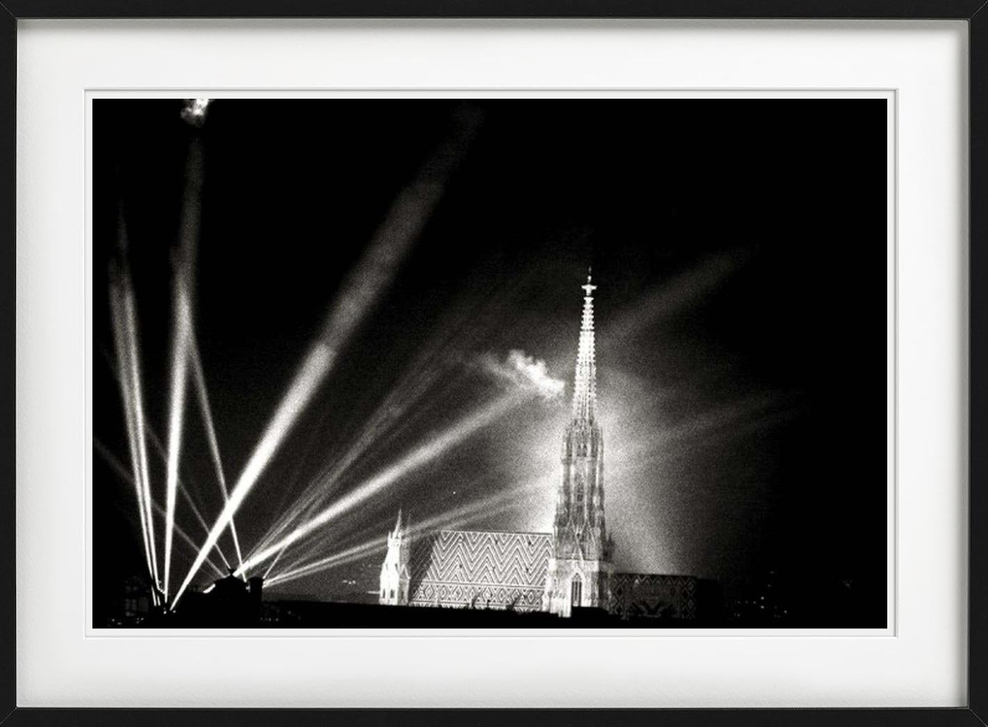 Stephansdom, Viena, Sombras más profundas, B/N, Fotografía artística, 2015 en venta 5