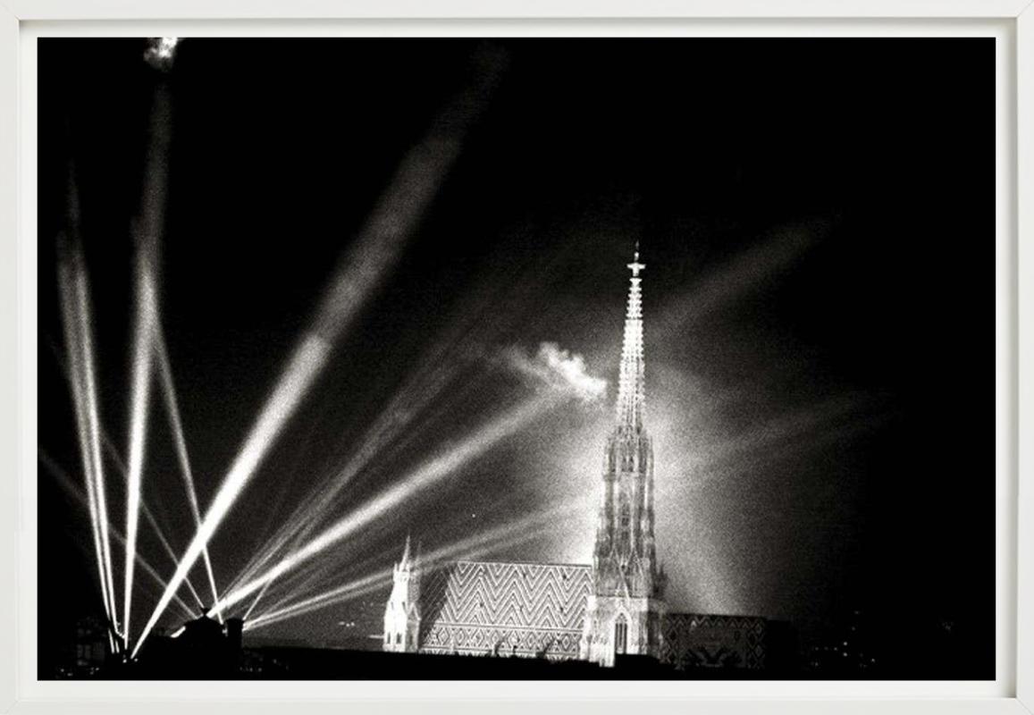 Stephansdom, Viena, Sombras más profundas, B/N, Fotografía artística, 2015 - Photograph Contemporáneo de Andreas H. Bitesnich