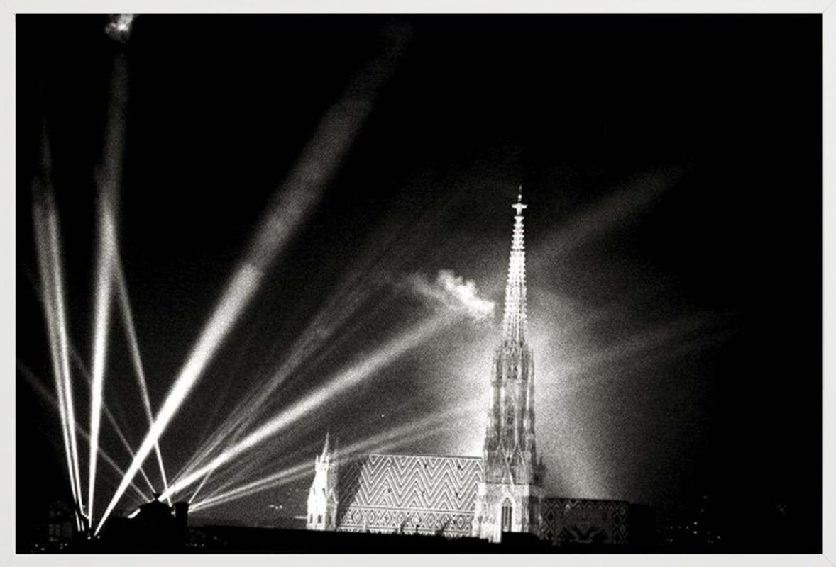 Stephansdom, Viena, Sombras más profundas, B/N, Fotografía artística, 2015 - Black and White Photograph Negro de Andreas H. Bitesnich