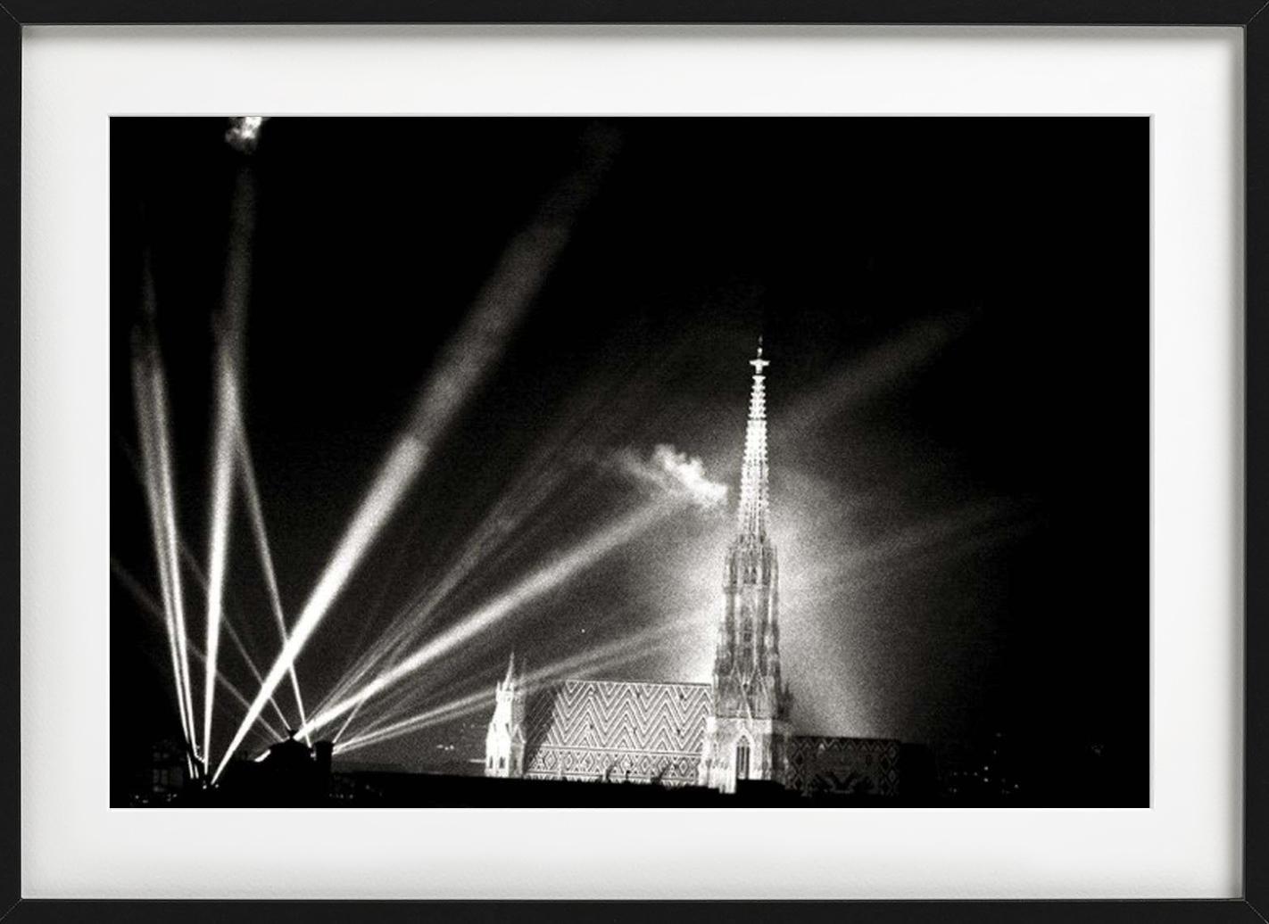Stephansdom, Viena, Sombras más profundas, B/N, Fotografía artística, 2015 en venta 1