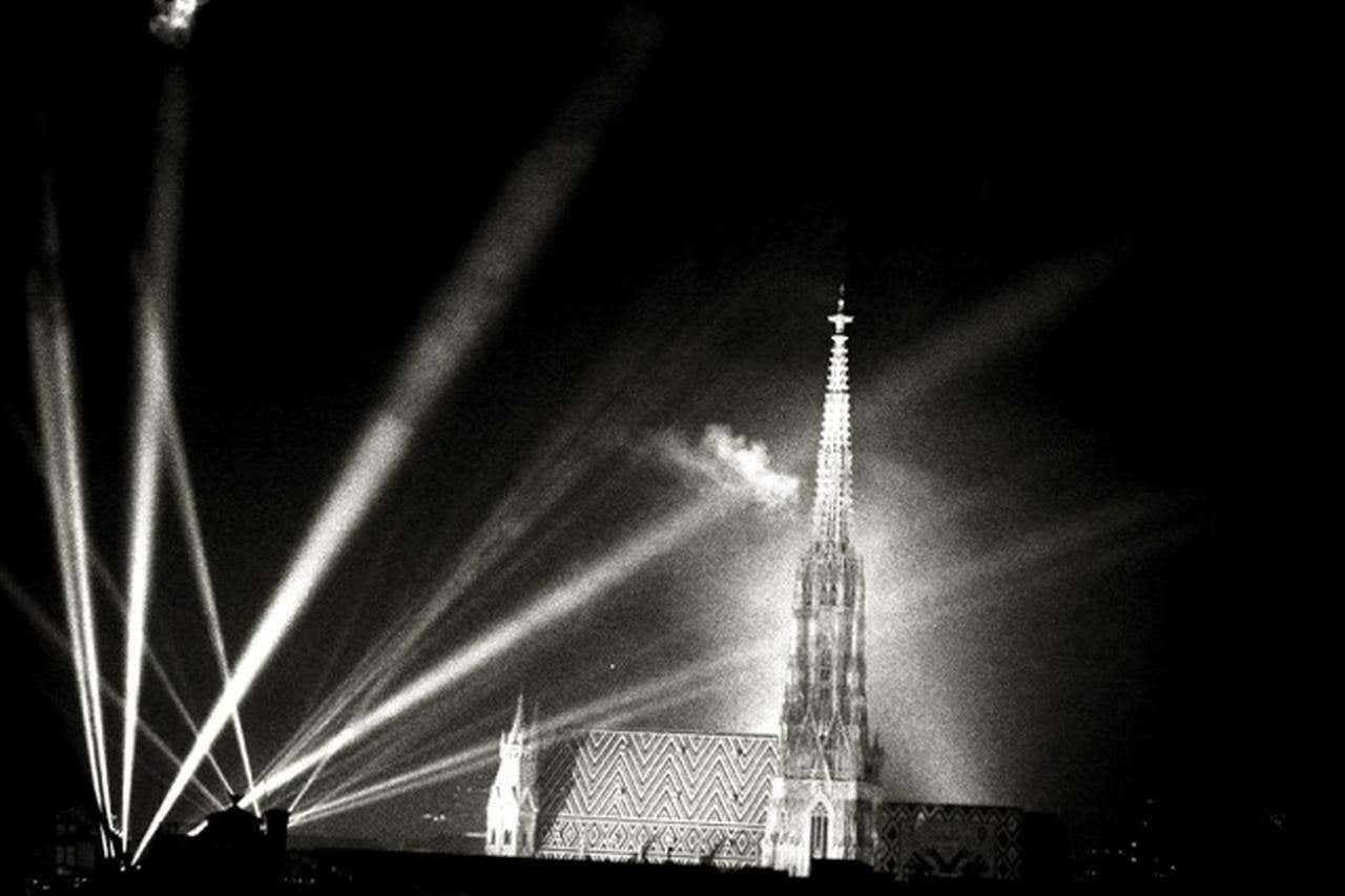 Black and White Photograph de Andreas H. Bitesnich - Stephansdom, Viena, Sombras más profundas, B/N, Fotografía artística, 2015