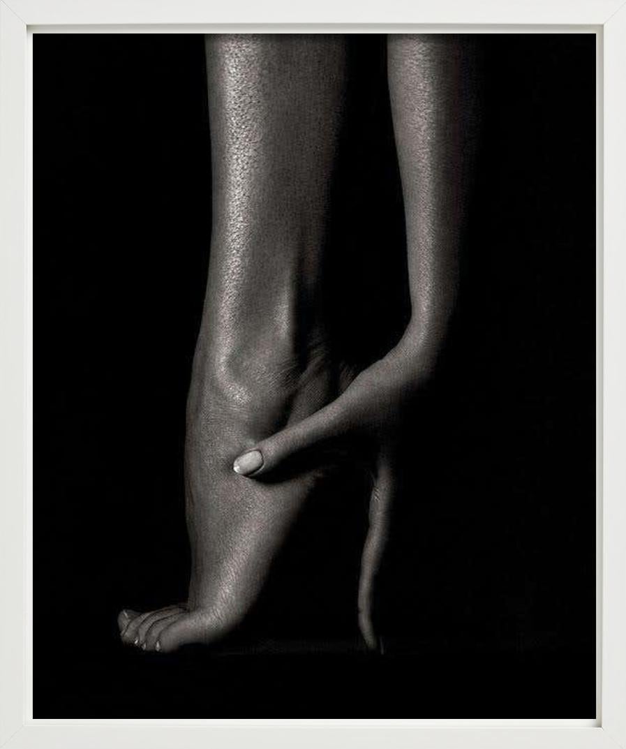 Sylvie, Wien 1999 #02 - Fuß mit Hand in s/w, Bildende Kunst Fotografie – Photograph von Andreas H. Bitesnich