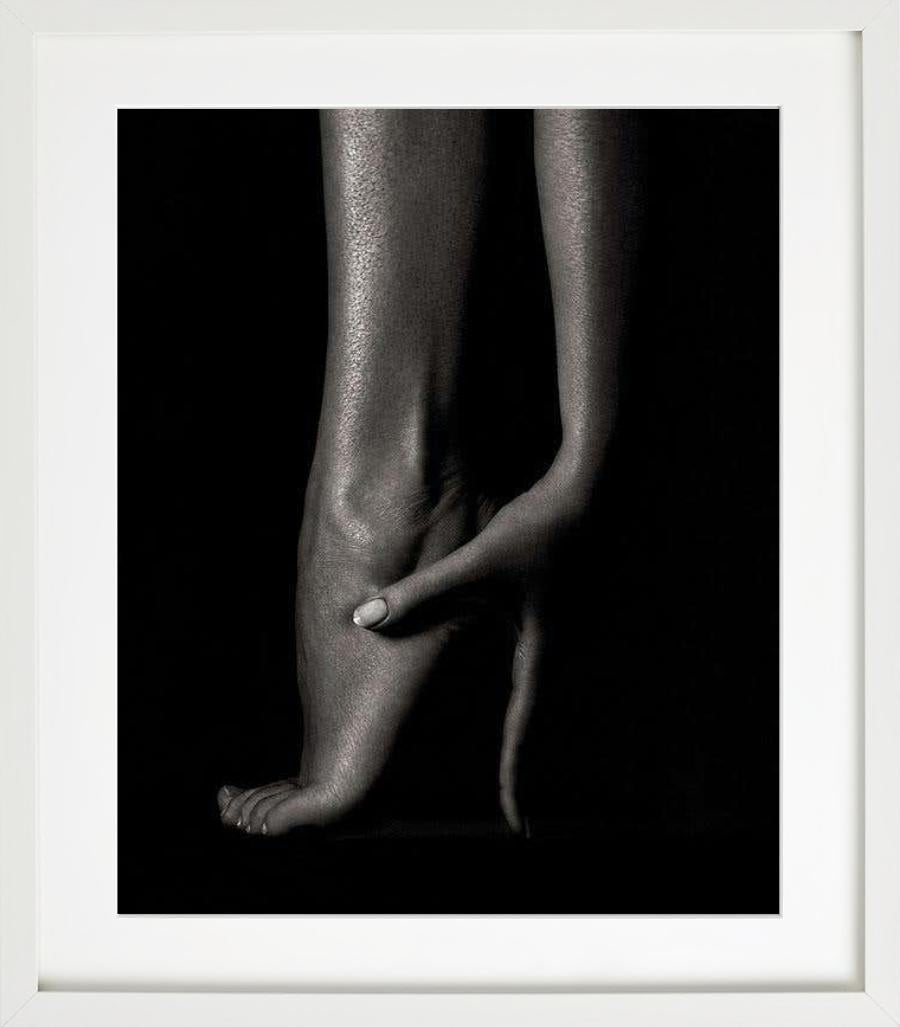 Schwarz-Weiß-Nahaufnahme eines weiblichen Fußes und einer Hand, fotografiert von Andreas H. Bitesnich in Wien im Jahr 1999.

Alle Drucke sind in limitierter Auflage erhältlich. Erhältlich in mehreren Größen. Hochwertige Einrahmung auf Anfrage.

Alle