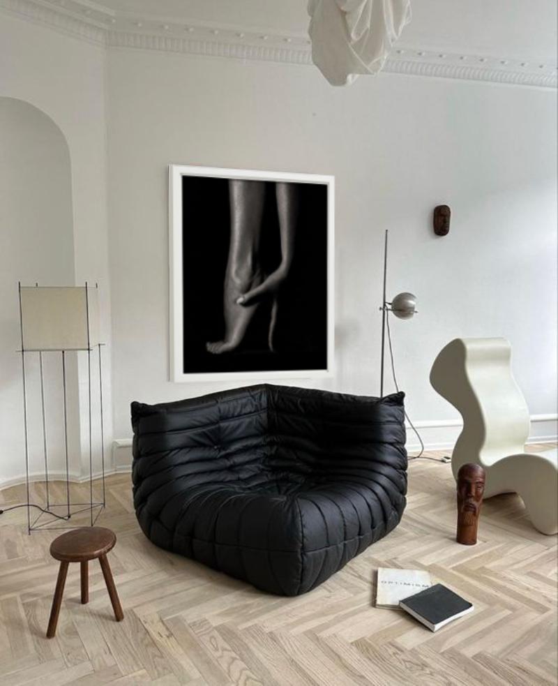Sylvie, Wien 1999 #02 - Fuß mit Hand in s/w, Bildende Kunst Fotografie im Angebot 1
