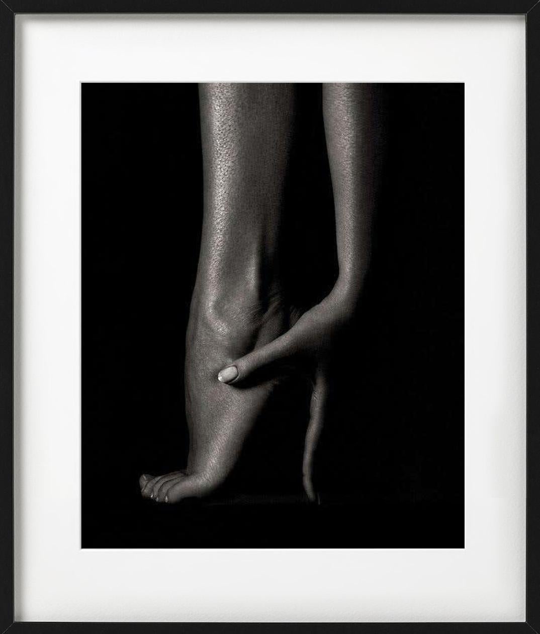 Sylvie, Wien 1999 #02 - Fuß mit Hand in s/w, Bildende Kunst Fotografie im Angebot 2