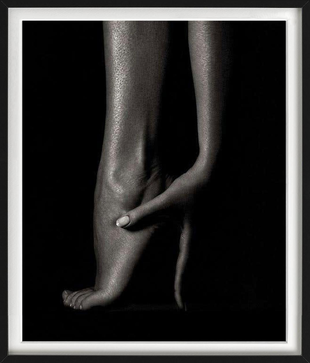 Sylvie, Wien 1999 #02 - Fuß mit Hand in s/w, Bildende Kunst Fotografie im Angebot 3