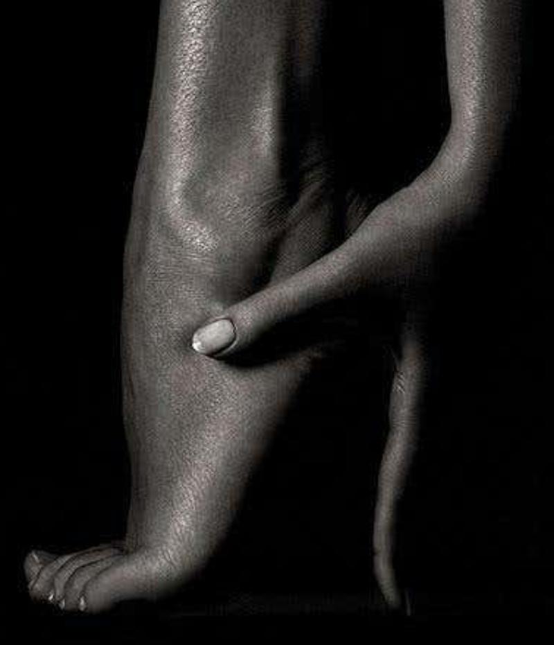 Sylvie, Wien 1999 #02 - Fuß mit Hand in s/w, Bildende Kunst Fotografie im Angebot 5