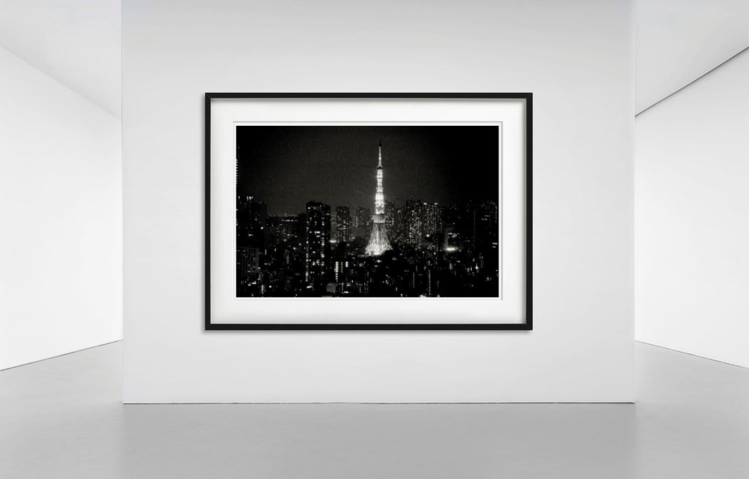Tiefere Schirmen des Tokyo Tower Japans, von Nacht beleuchtet, Kunstfotografie im Angebot 5