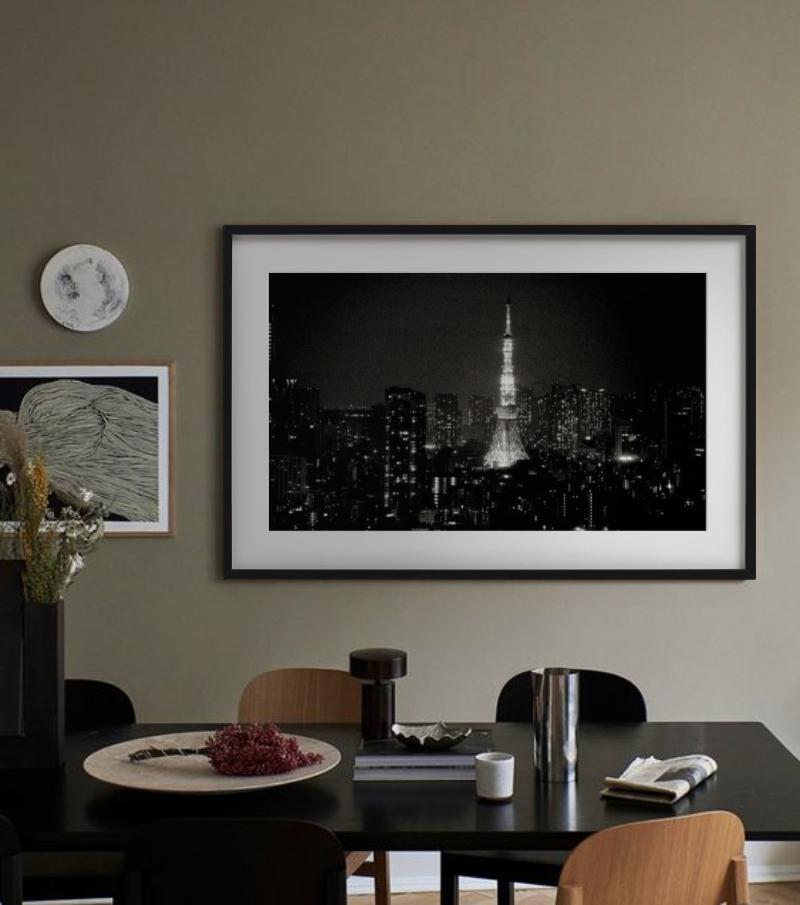 Tiefere Schirmen des Tokyo Tower Japans, von Nacht beleuchtet, Kunstfotografie (Zeitgenössisch), Photograph, von Andreas H. Bitesnich