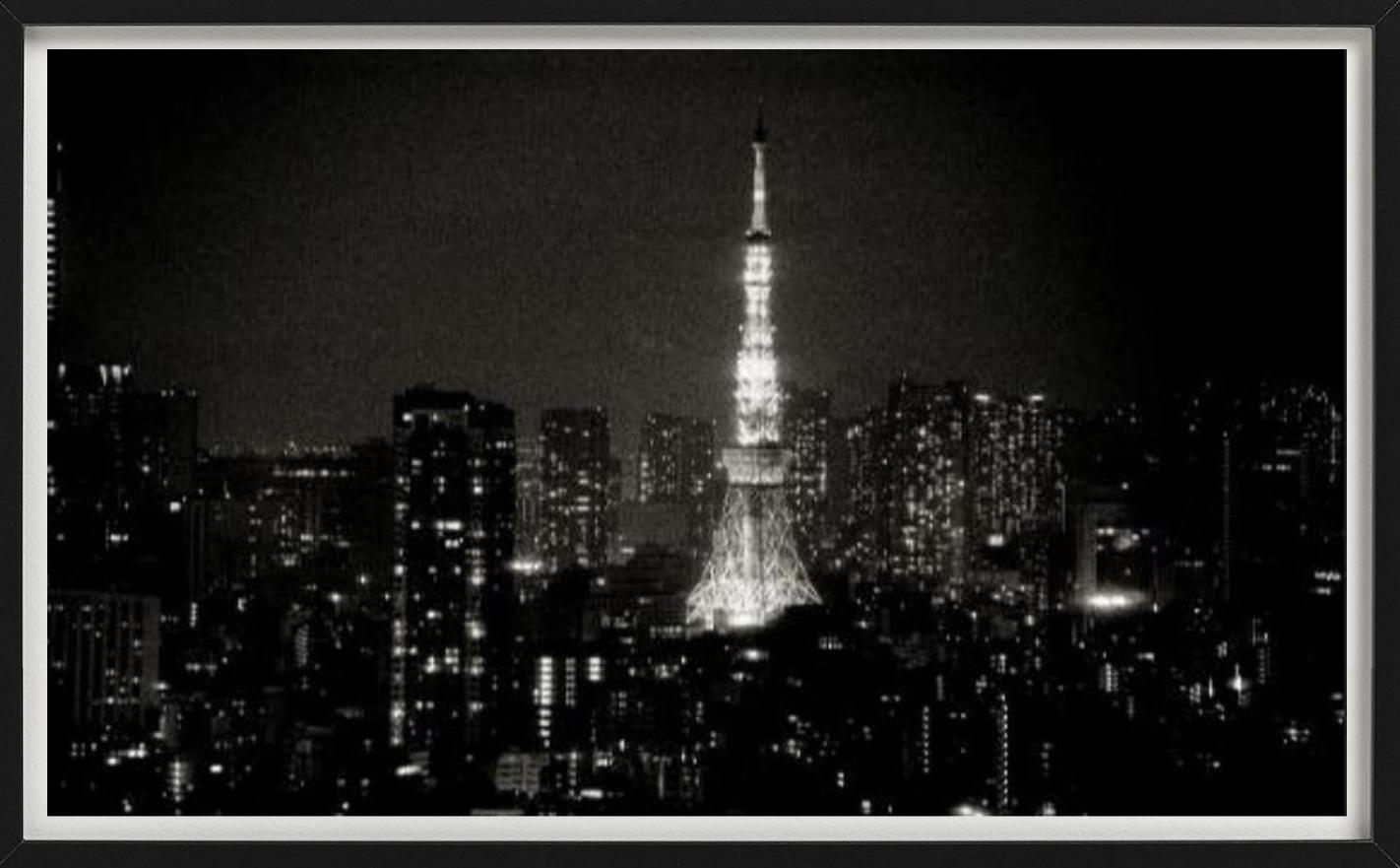 Tiefere Schirmen des Tokyo Tower Japans, von Nacht beleuchtet, Kunstfotografie (Schwarz), Black and White Photograph, von Andreas H. Bitesnich