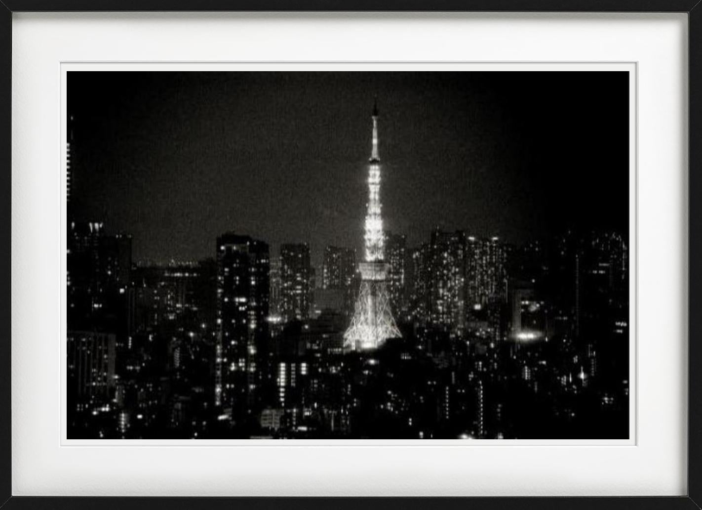 Tiefere Schirmen des Tokyo Tower Japans, von Nacht beleuchtet, Kunstfotografie im Angebot 1