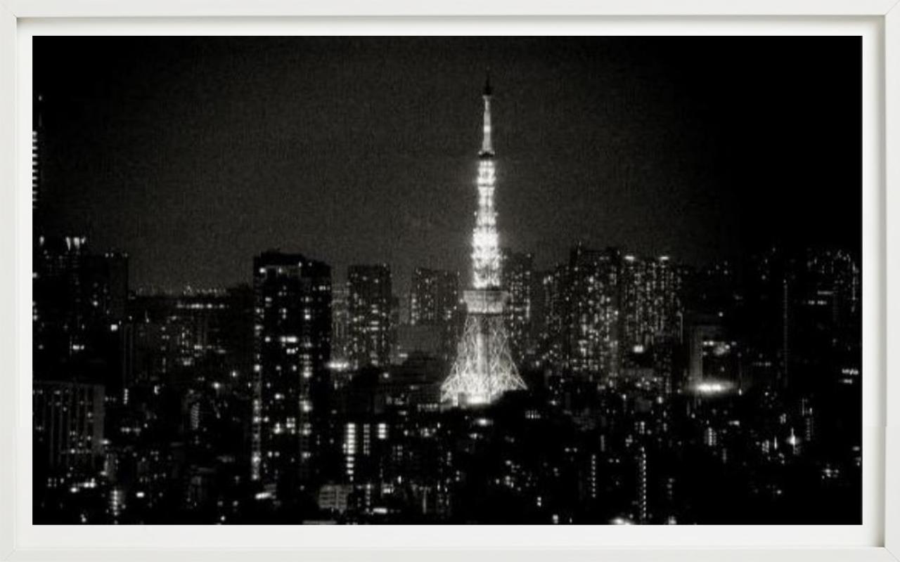 Tiefere Schirmen des Tokyo Tower Japans, von Nacht beleuchtet, Kunstfotografie im Angebot 2