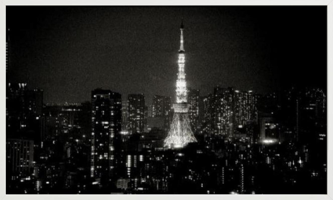 Tiefere Schirmen des Tokyo Tower Japans, von Nacht beleuchtet, Kunstfotografie im Angebot 3