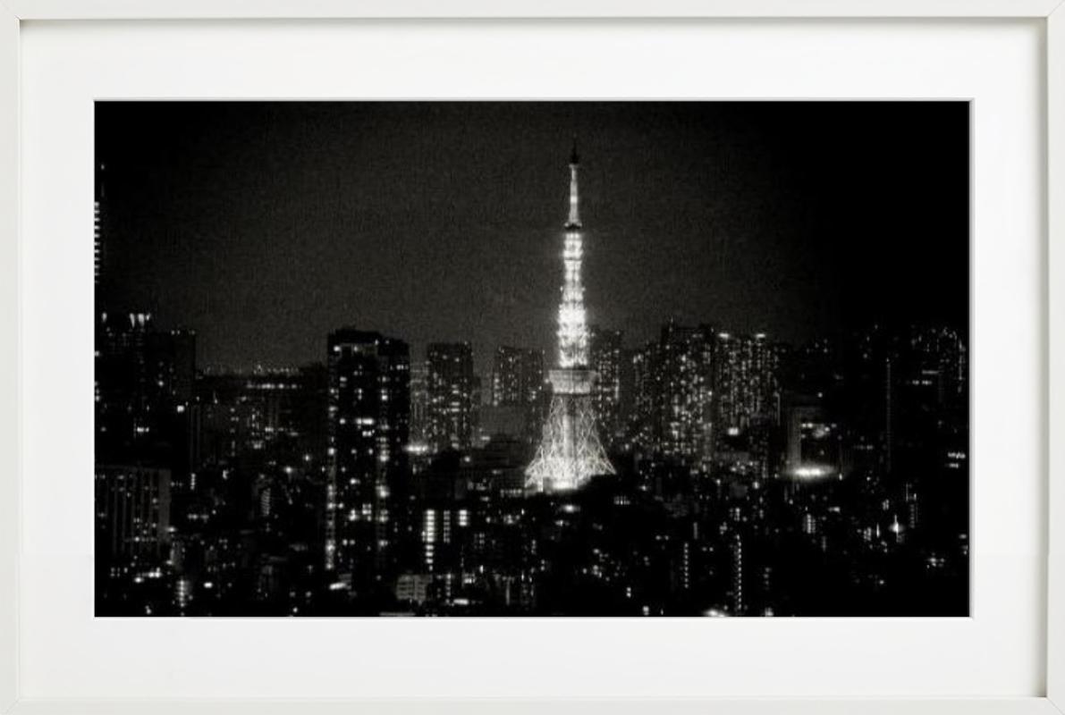 Tiefere Schirmen des Tokyo Tower Japans, von Nacht beleuchtet, Kunstfotografie im Angebot 4