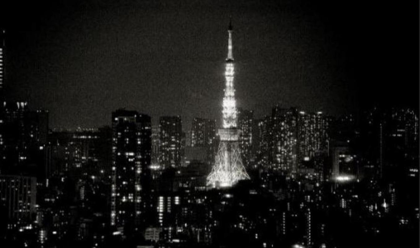 Andreas H. Bitesnich Black and White Photograph – Tiefere Schirmen des Tokyo Tower Japans, von Nacht beleuchtet, Kunstfotografie
