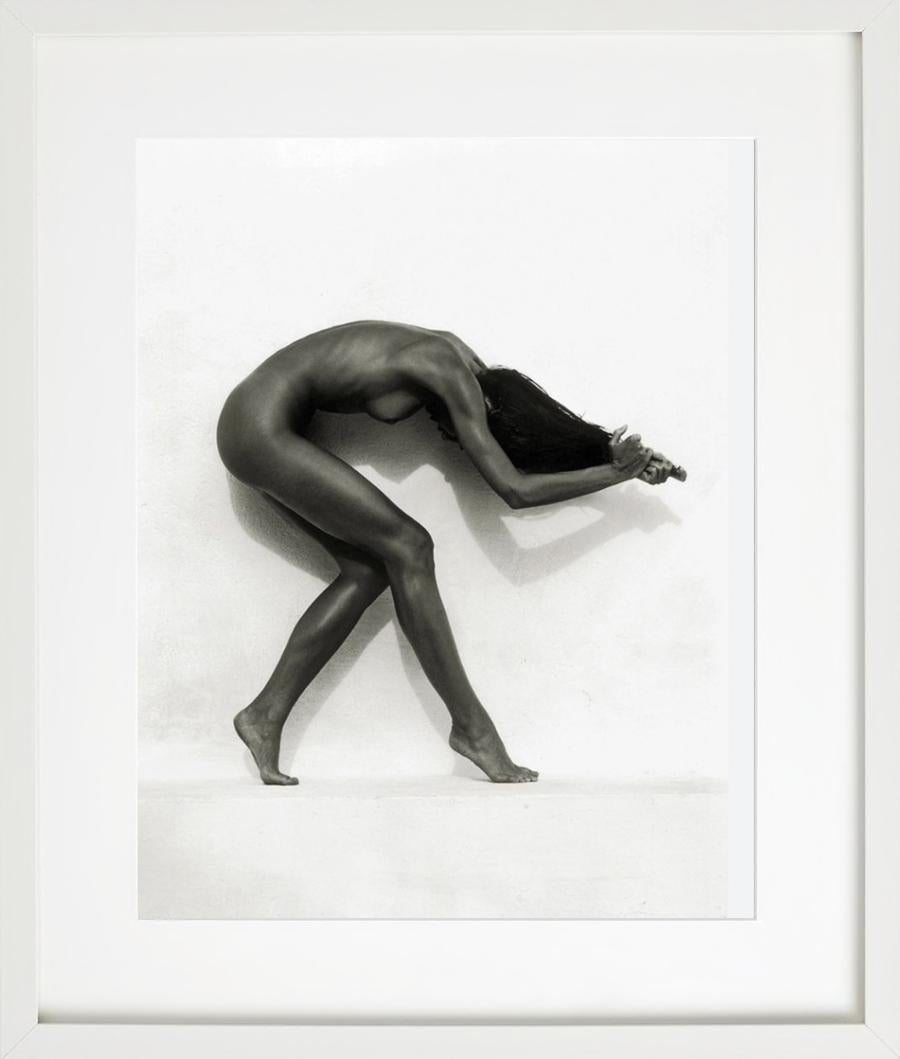 Ulrica, Mykonos – acrobatische Aktfotografie, Kunstfotografie, 1993 (Grau), Nude Photograph, von Andreas H. Bitesnich