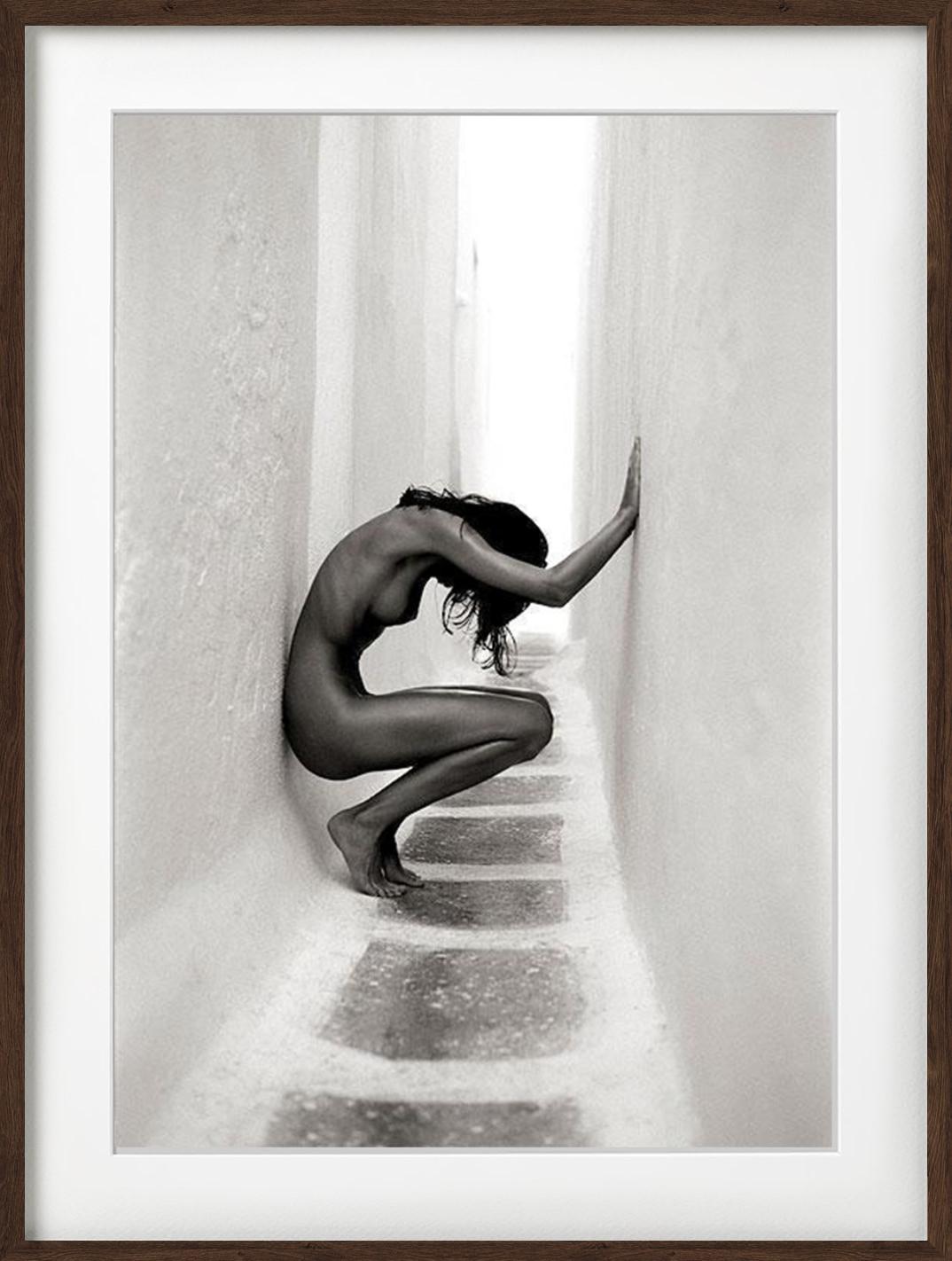 „Ulrica Mykonos II“ – Nude zwischen weißen Wänden, Kunstfotografie, 1996 (Grau), Black and White Photograph, von Andreas H. Bitesnich