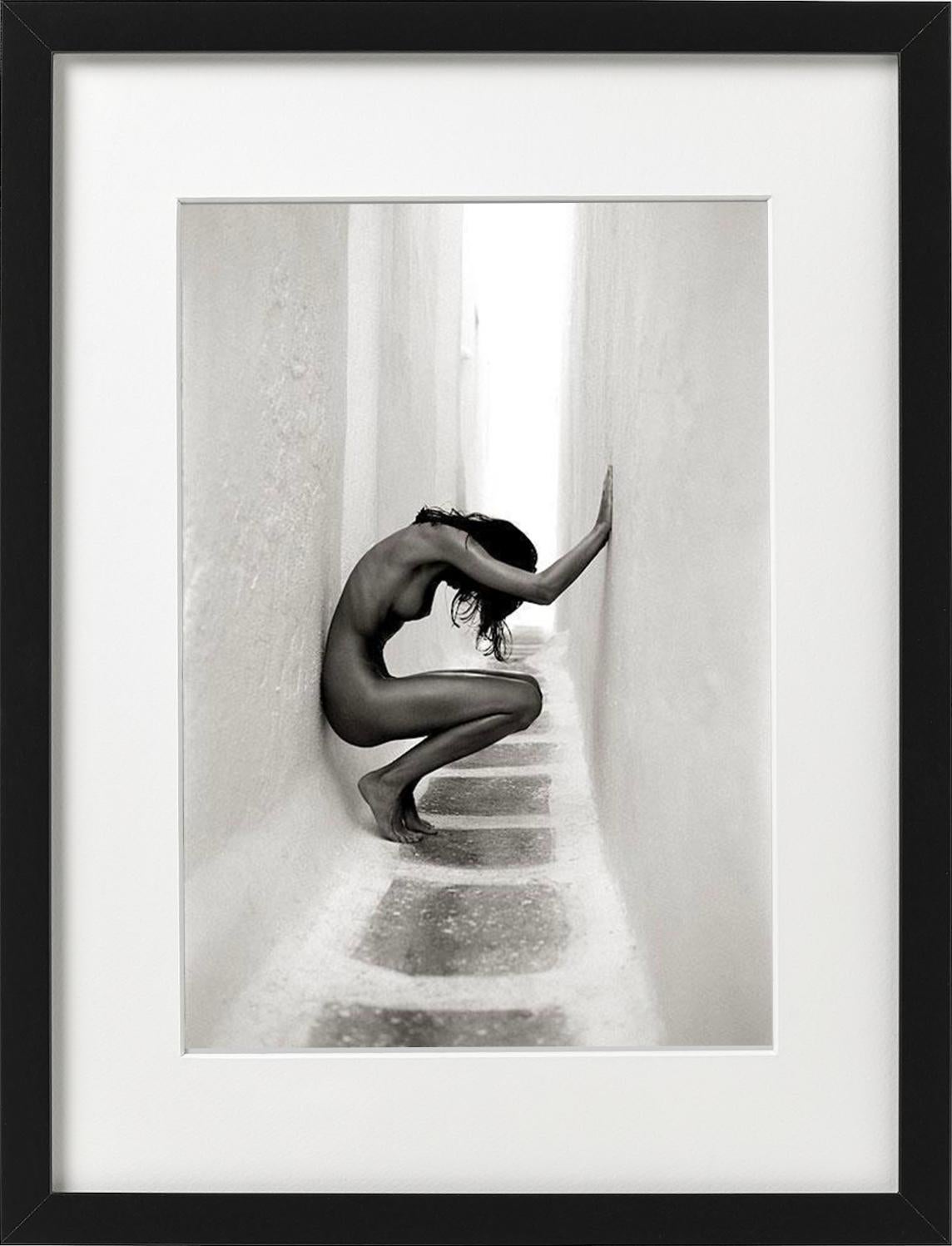 „Ulrica Mykonos II“ – Nude zwischen weißen Wänden, Kunstfotografie, 1996 im Angebot 2