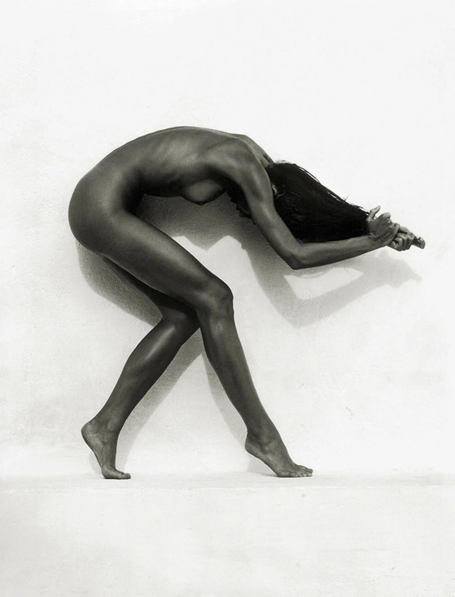 Black and White Photograph de Andreas H. Bitesnich - Ulrica Mykonos - mujer desnuda primer plano, b/n, Fotografía artística