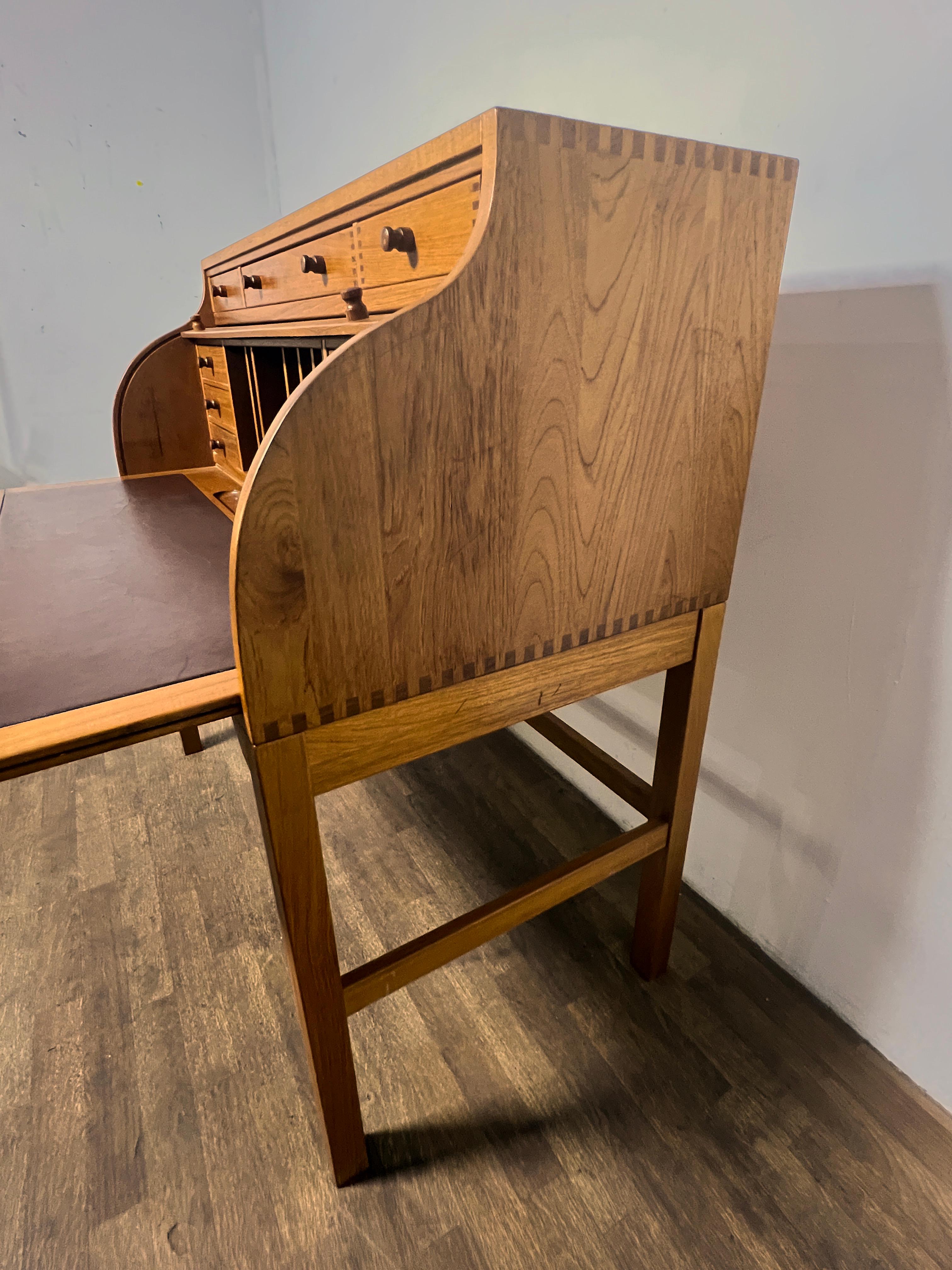 Andreas Hansen Escritorio danés de teca con tapa rodante Ca. 1980s Cuero en venta