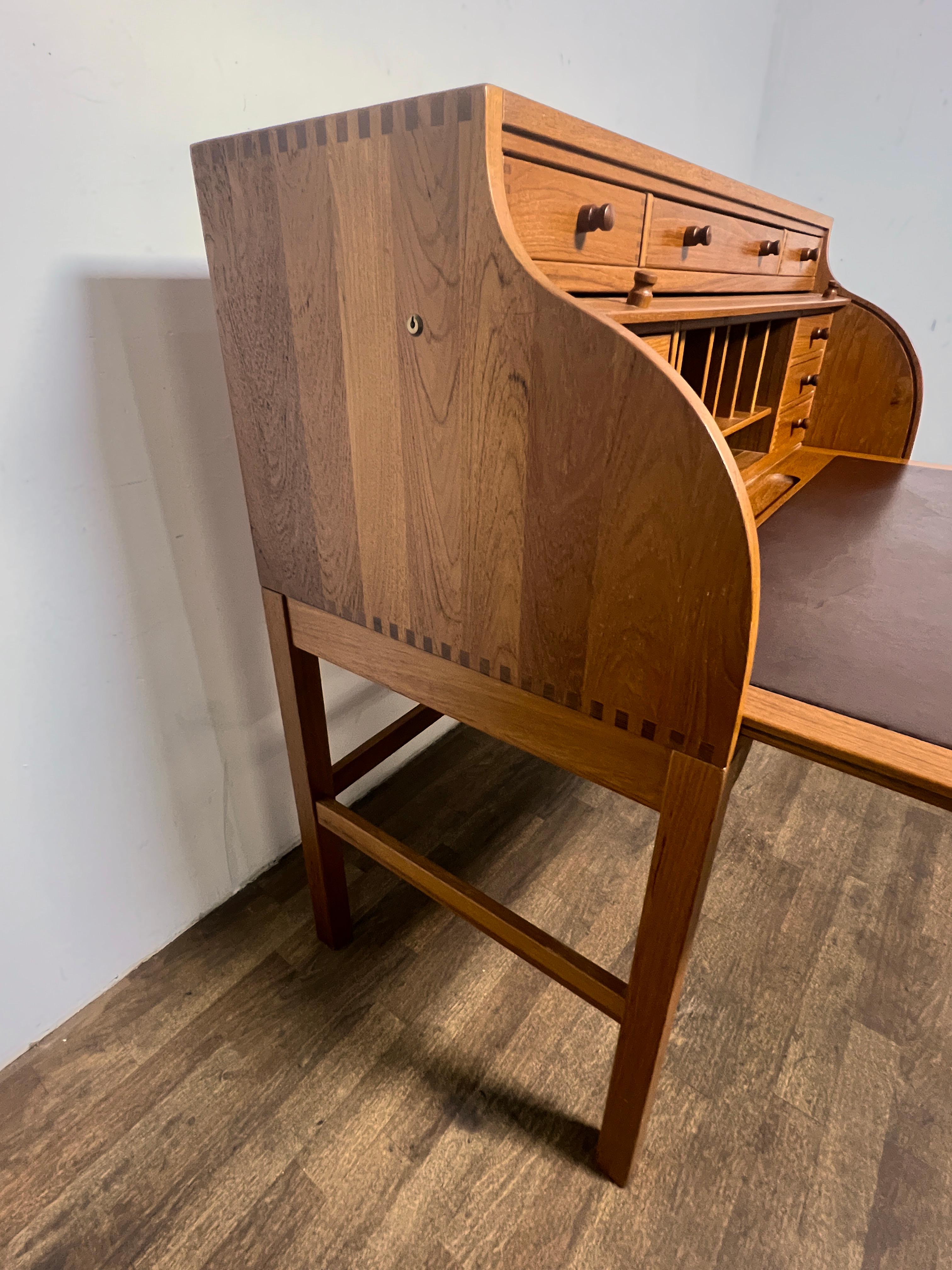 Andreas Hansen Escritorio danés de teca con tapa rodante Ca. 1980s en venta 1