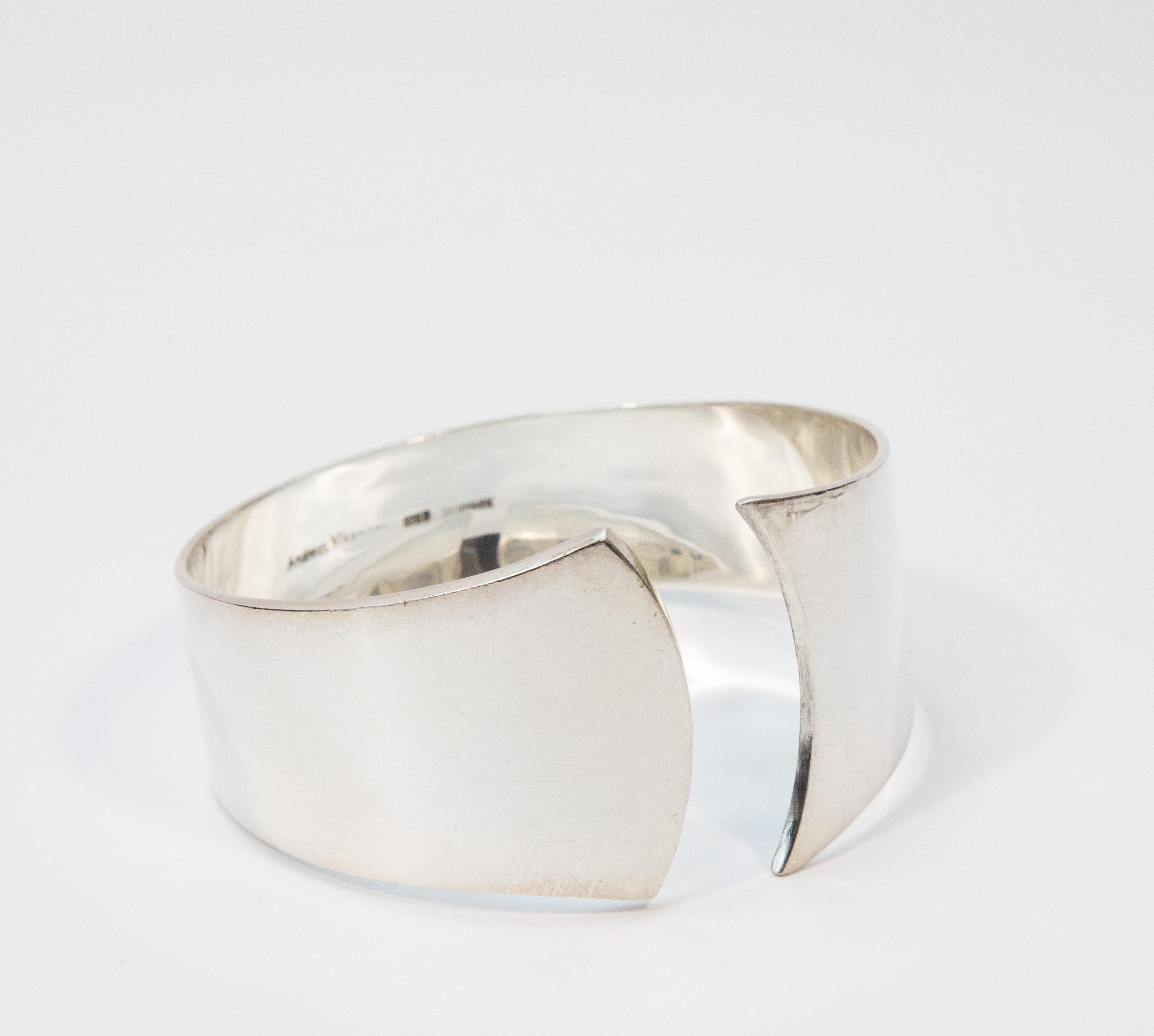 Bracciale vintage disegnato da Andreas Mikkelsen, Danimarca. Il bracciale è realizzato in argento sterling e presenta un design modernista e minimalista. Il bracciale è piuttosto massiccio ed è il più adatto a chi ha un polso medio o largo. Il