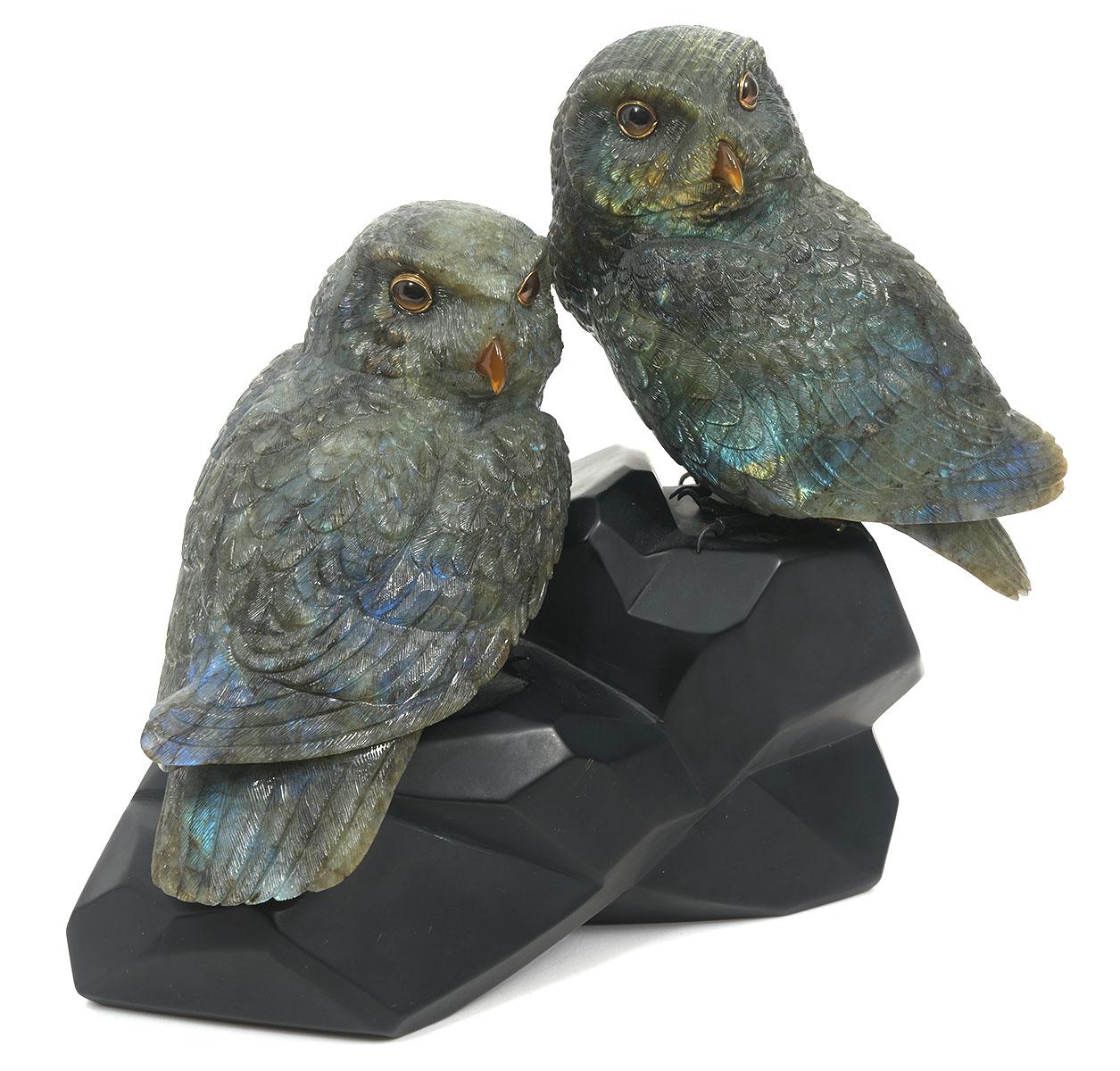 Andreas von Zadora-Gerlof, canadese (nato nel 1957). Coppia di gufi in labradorite con occhi in vetro incastonati in oro giallo 18 carati, zampe e artigli in argento vermeil, montati su una base in ossidiana nera scolpita. Firmato e datato 1996.
