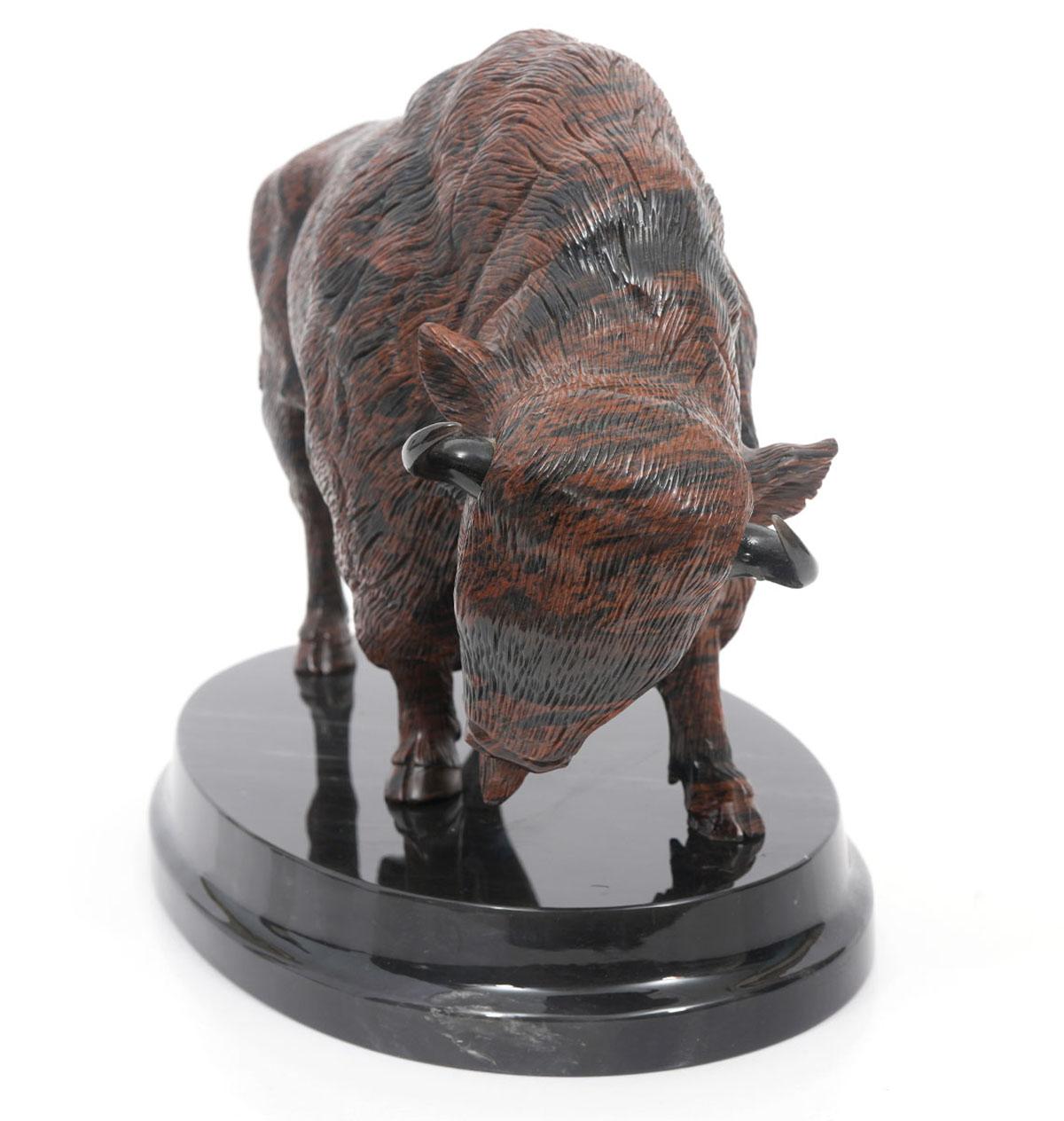 Andreas von Zadora Canadiense (Nacido en 1957) Lapidario Escultura de Obsidiana de Búfalo Oro en venta