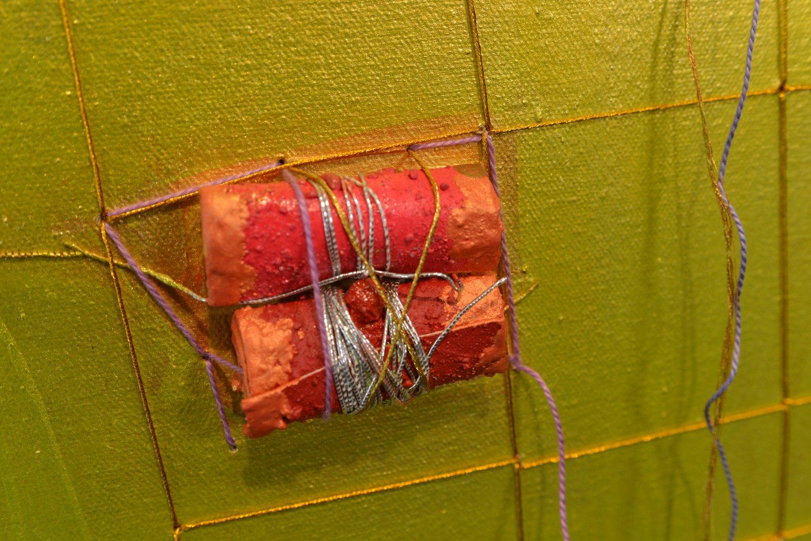 Chismes del desierto es una serie de cuatro cuadros que se hacen eco de la
colores del desierto al atardecer. El uso de la rejilla roscada está configurado para
anclan y refuerzan el movimiento circular del bajo relieve envuelto