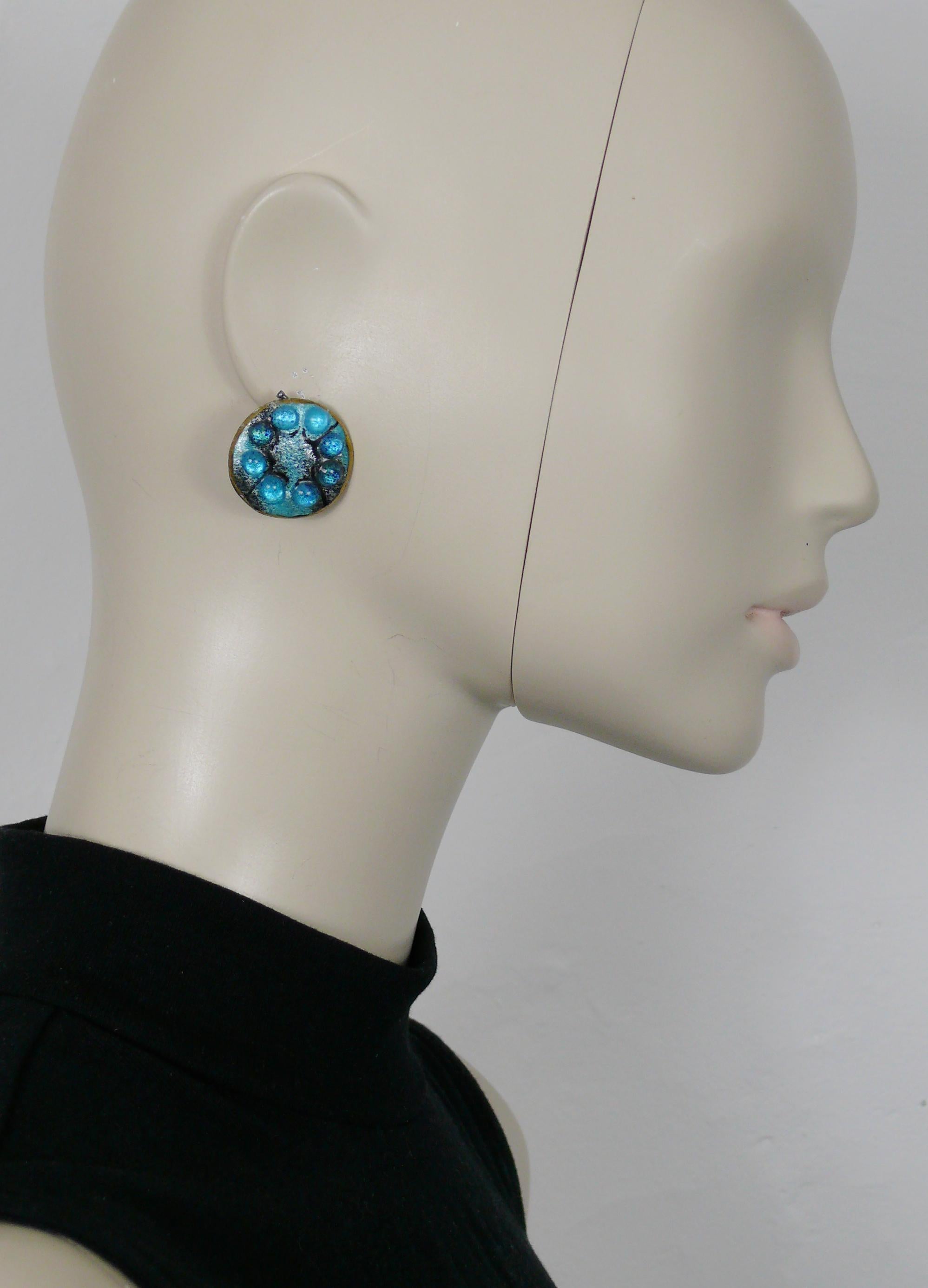 ANDREE BAZOT vintage disc clip-on earrings featuring blue shade enamel and glass cabochons.

Signed ANDREE BAZOT.

Indicative measurements : diameter approx. 2.6 cm (1.02 inches).

Weight per earring : 5 grams.

NOTES
- This is a preloved vintage