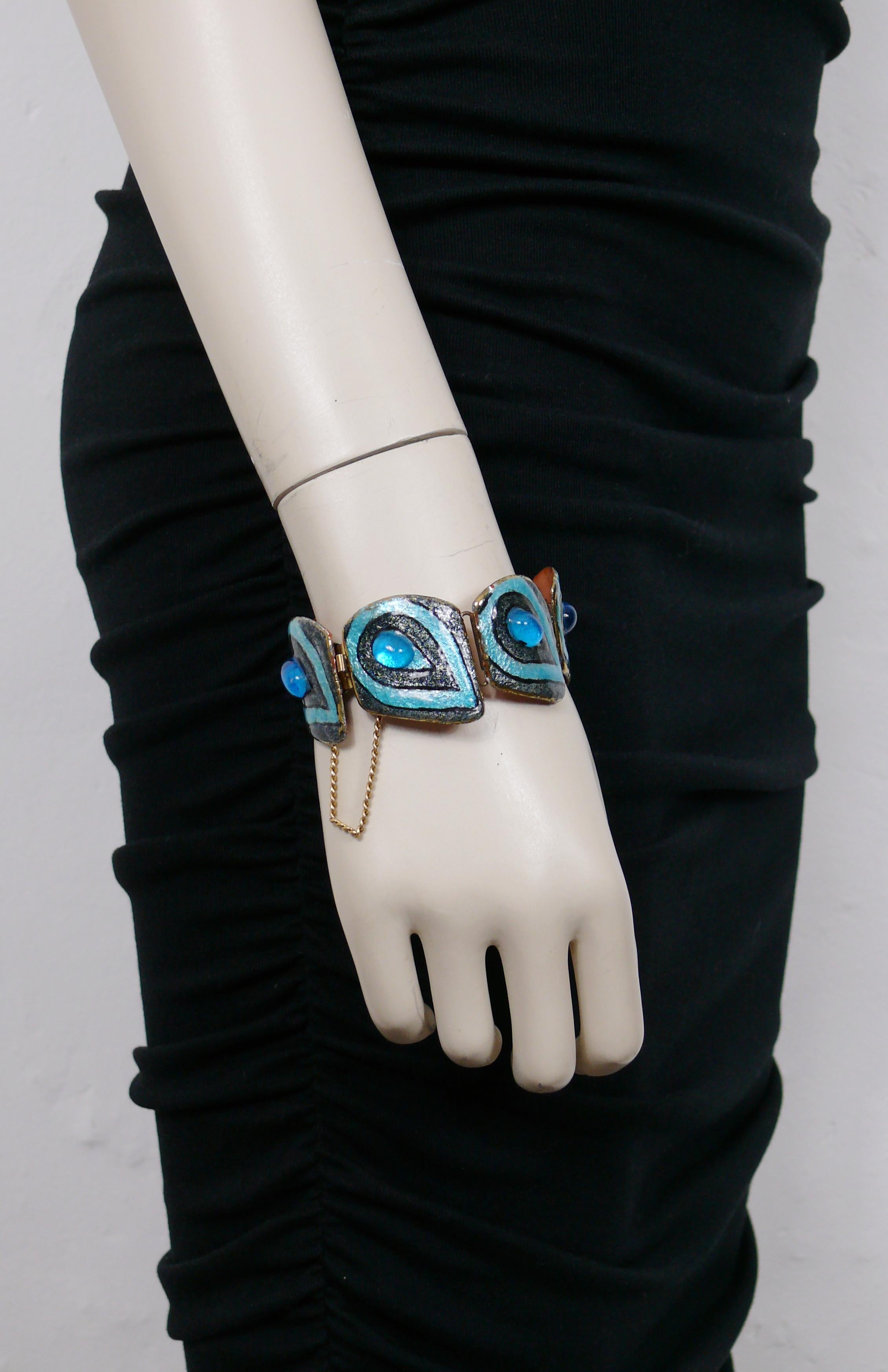 ANDREE BAZOT Vintage-Armband mit blau und schwarz emaillierten Gliedern, die mit einem blauen Glascabochon verziert sind.

Gezeichnet ANDREE BAZOT.

Ungefähre Maße: Umfang ca. 19,48 cm (7,67 Zoll) / Breite der Glieder max. 3.2 cm (1,26