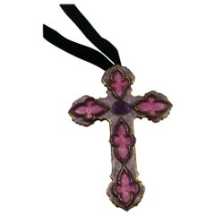 Andree Bazot Pendentif croix émaillée rose d'inspiration médiévale vintage