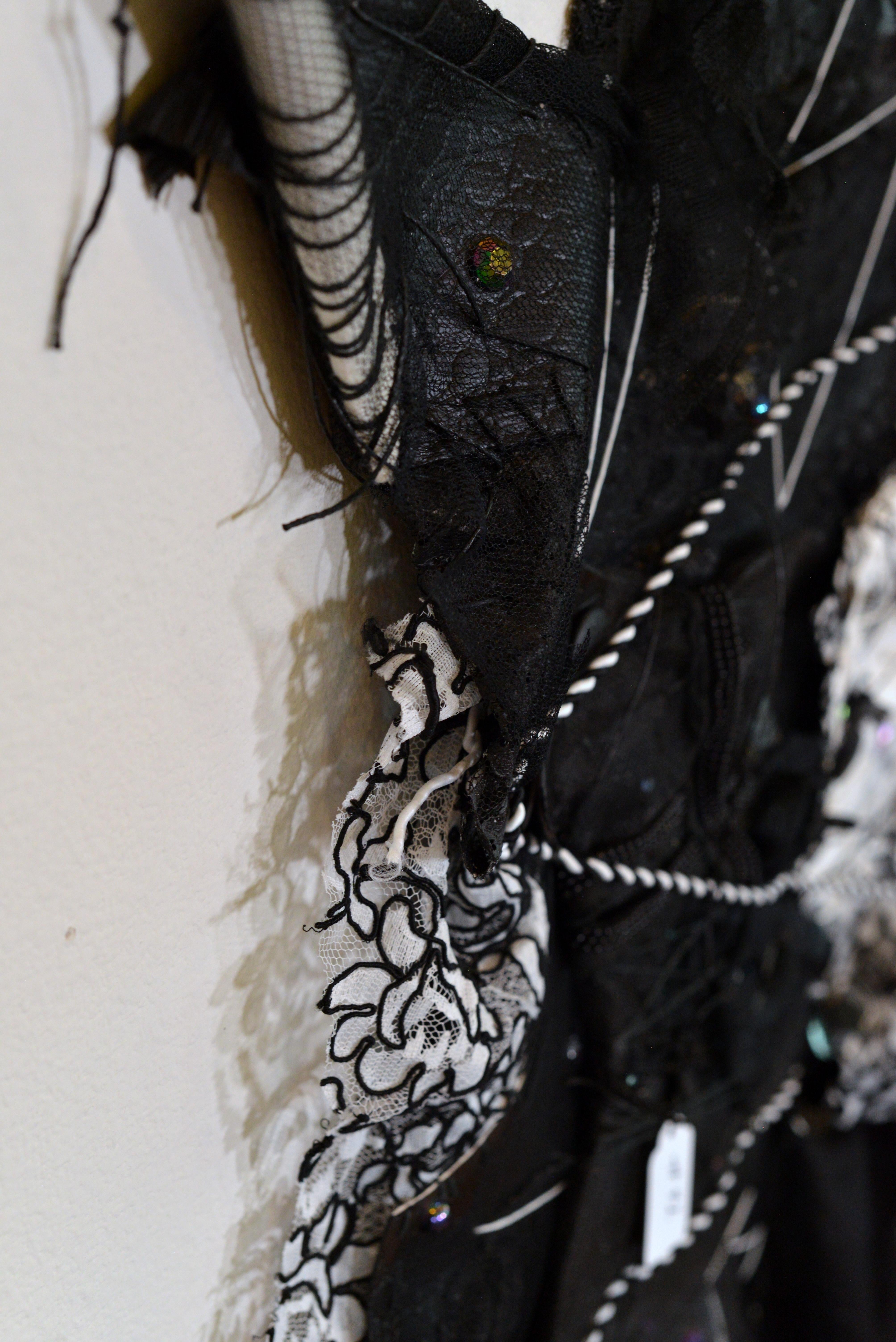 Remnants 5, moyen avec 7 petites robes cousues - Contemporain Mixed Media Art par Andrée Carter