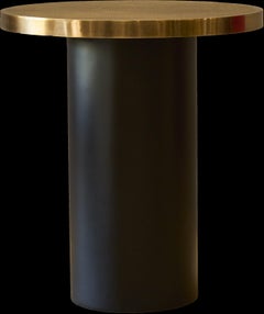 Tables d'appoint Art déco : Laiton gravé et martelé, acier noir- Ø 40 cm x H40/45