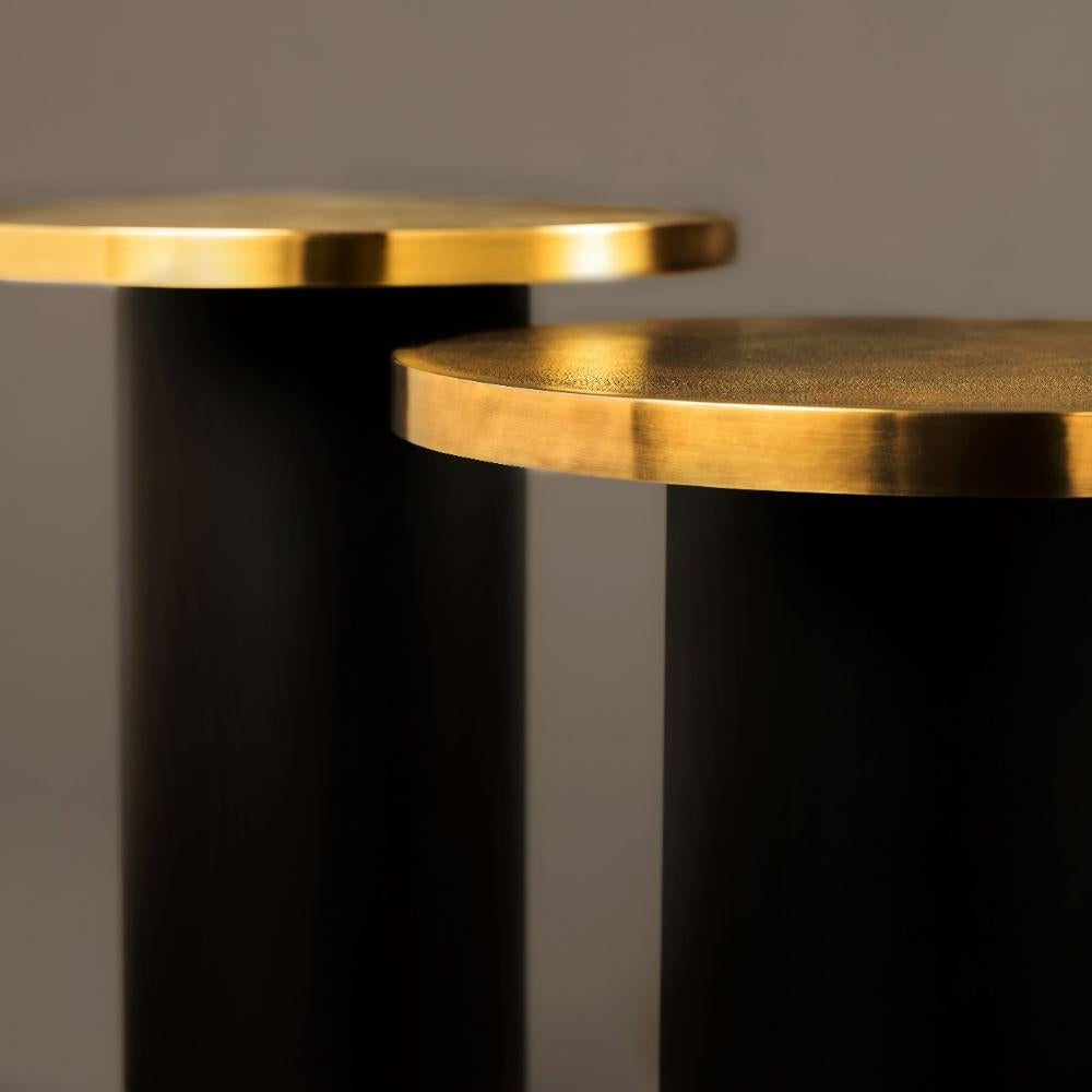 Sculpté à la main Tables d'appoint Andrée - Laiton gravé et martelé, acier noir- Ø 40 cm x H40/45 en vente