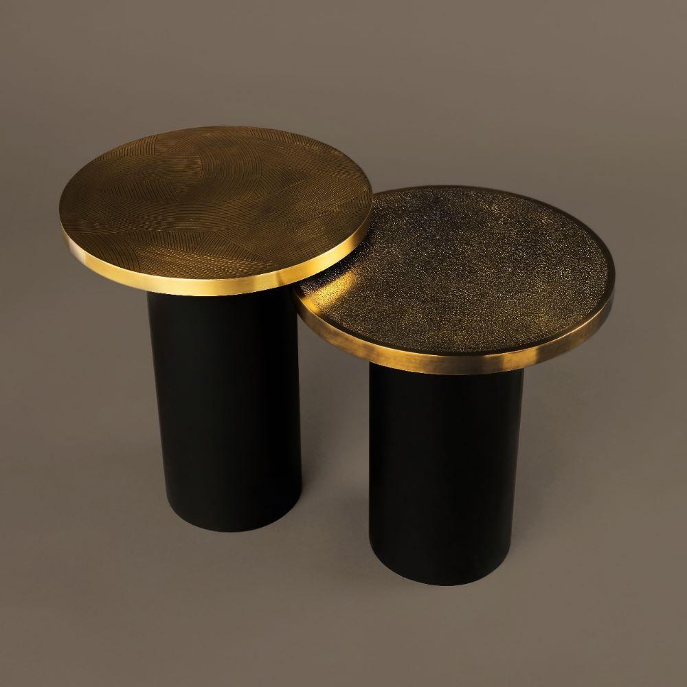 Tables d'appoint Andrée - Laiton gravé et martelé, acier noir- Ø 40 cm x H40/45 Neuf - En vente à Marrakech, MA
