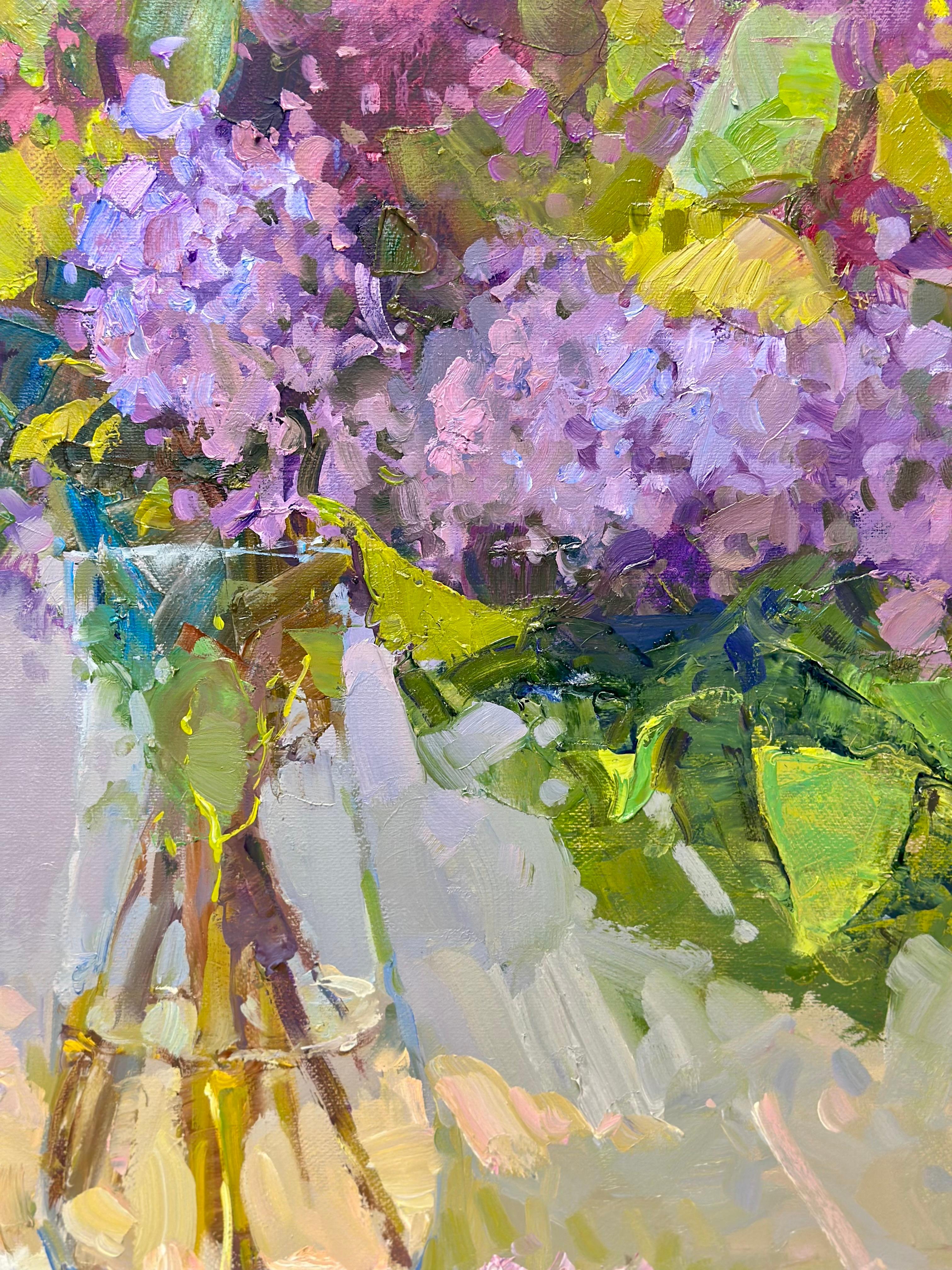 In diesem Werk wollte ich das zarte Zusammenspiel von Licht und Textur einfangen, das der Flieder in die Frühlingslandschaft bringt. Mit impressionistischen Strichen und einem realistischen Touch habe ich Ölschichten aufgetragen, um nicht nur die