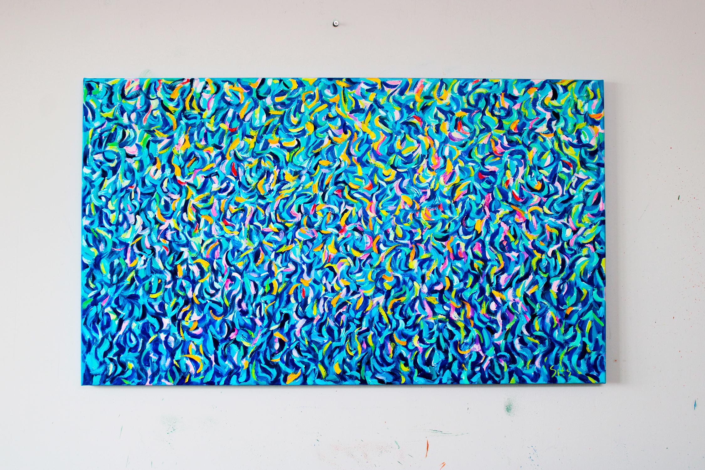 Dieses leuchtende Kunstwerk explodiert mit einer komplizierten Verflechtung von Blautönen, die mit leichten Gelb-, Grün- und Rosatönen durchsetzt sind. Die dynamische Komposition erweckt den Eindruck einer sanften Bewegung, als würde sie den Tanz