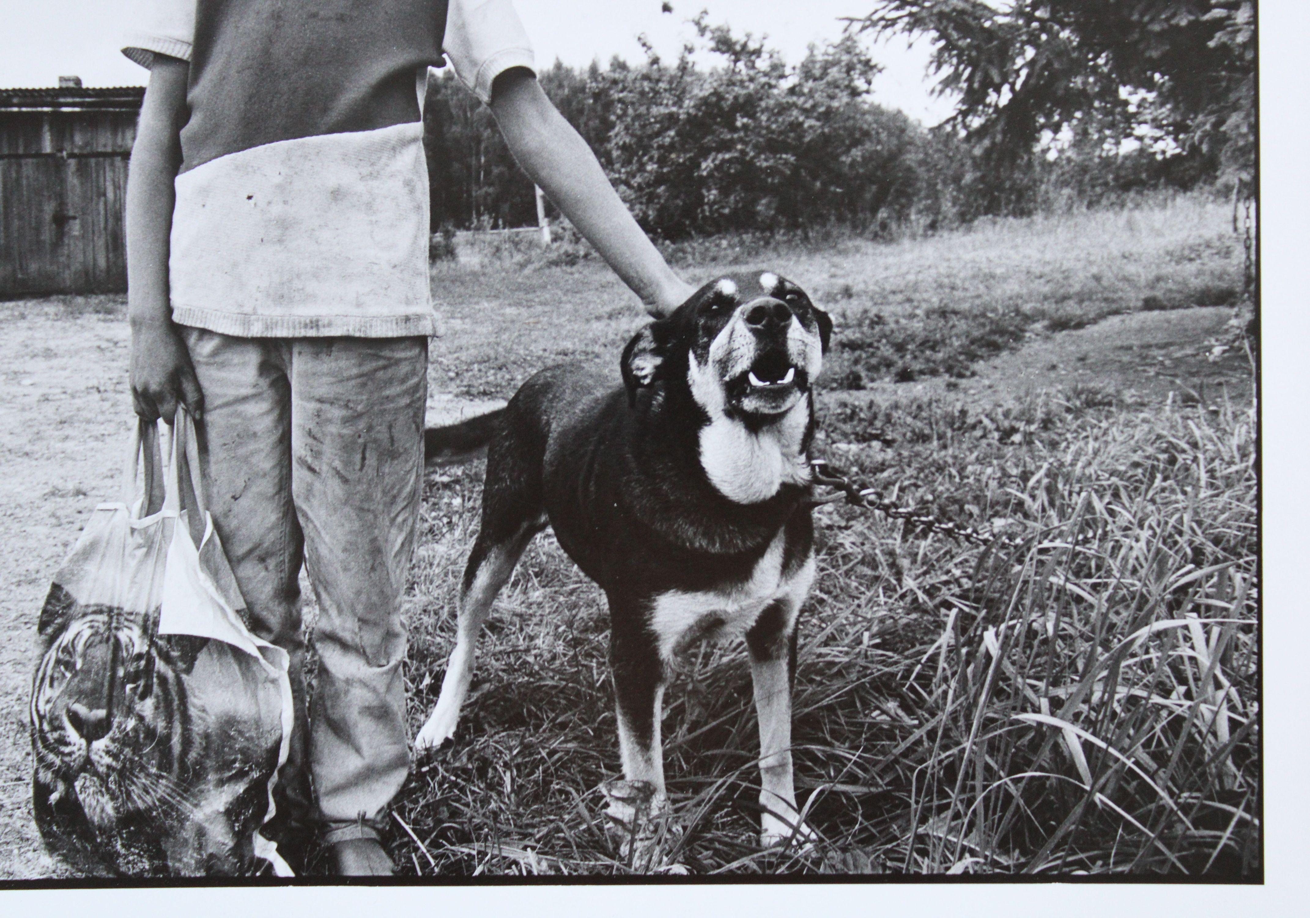 En el pueblo Jumurda. 1999, fotografía, 25x37,5 cm - Photograph de Andrejs Grants 