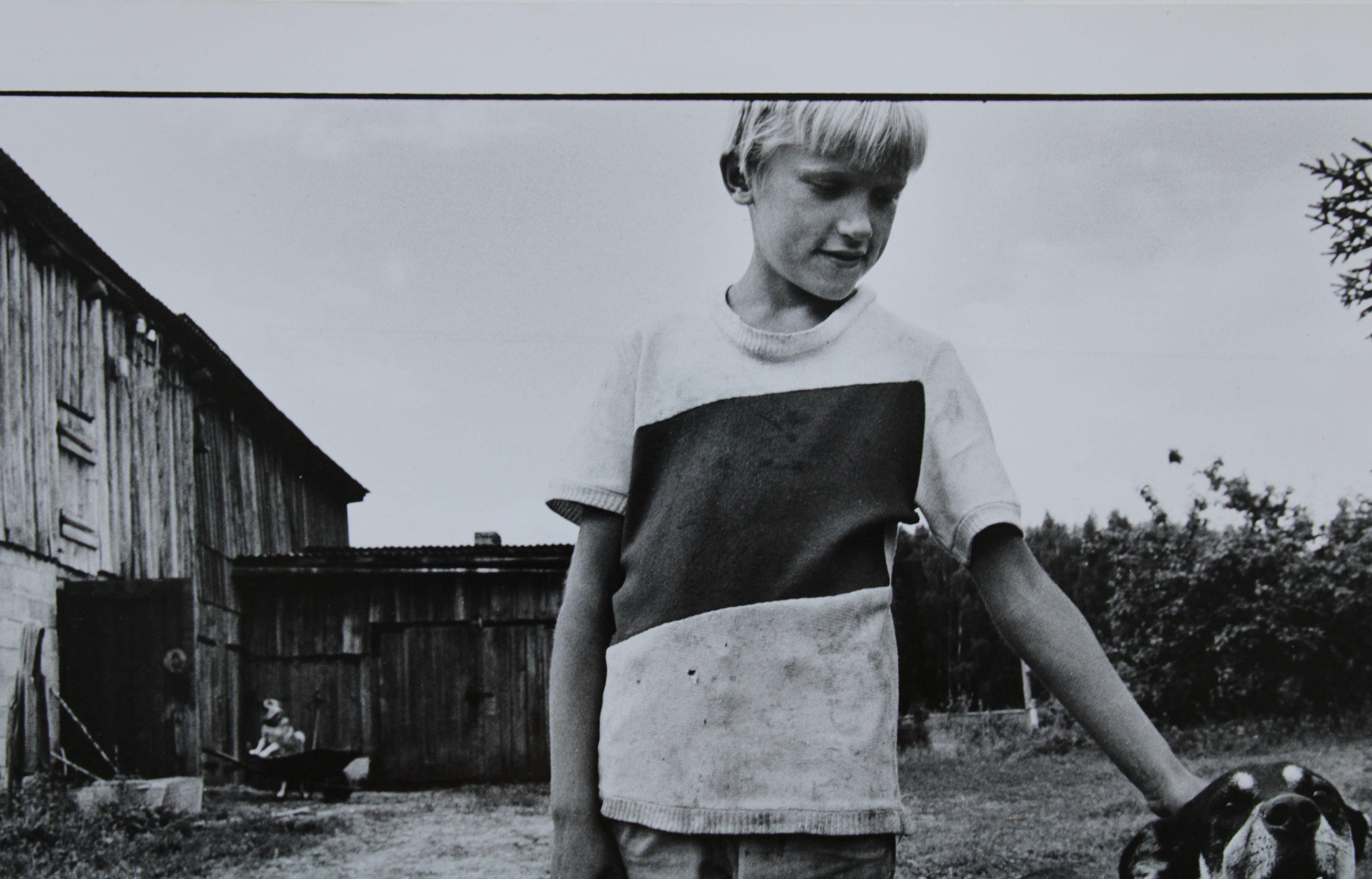 En el pueblo Jumurda. 1999, fotografía, 25x37,5 cm - Photograph Realista de Andrejs Grants 