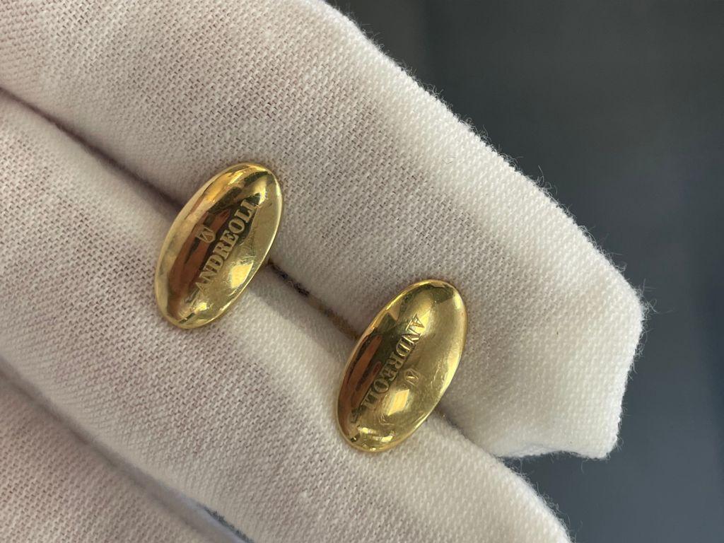 Andreoli 18k Gold Yellow Brushed Gold and Blue Sapphire Cufflinks

These cufflinks Feature :

0.68 Ct Sapphire
19.70 g 18K Yellow Gold 

Made In Italy 
