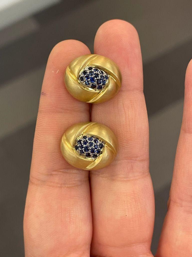 Art Nouveau Andreoli 18k Gold Yellow Brushed Gold and Blue Sapphire Cufflinks For Sale