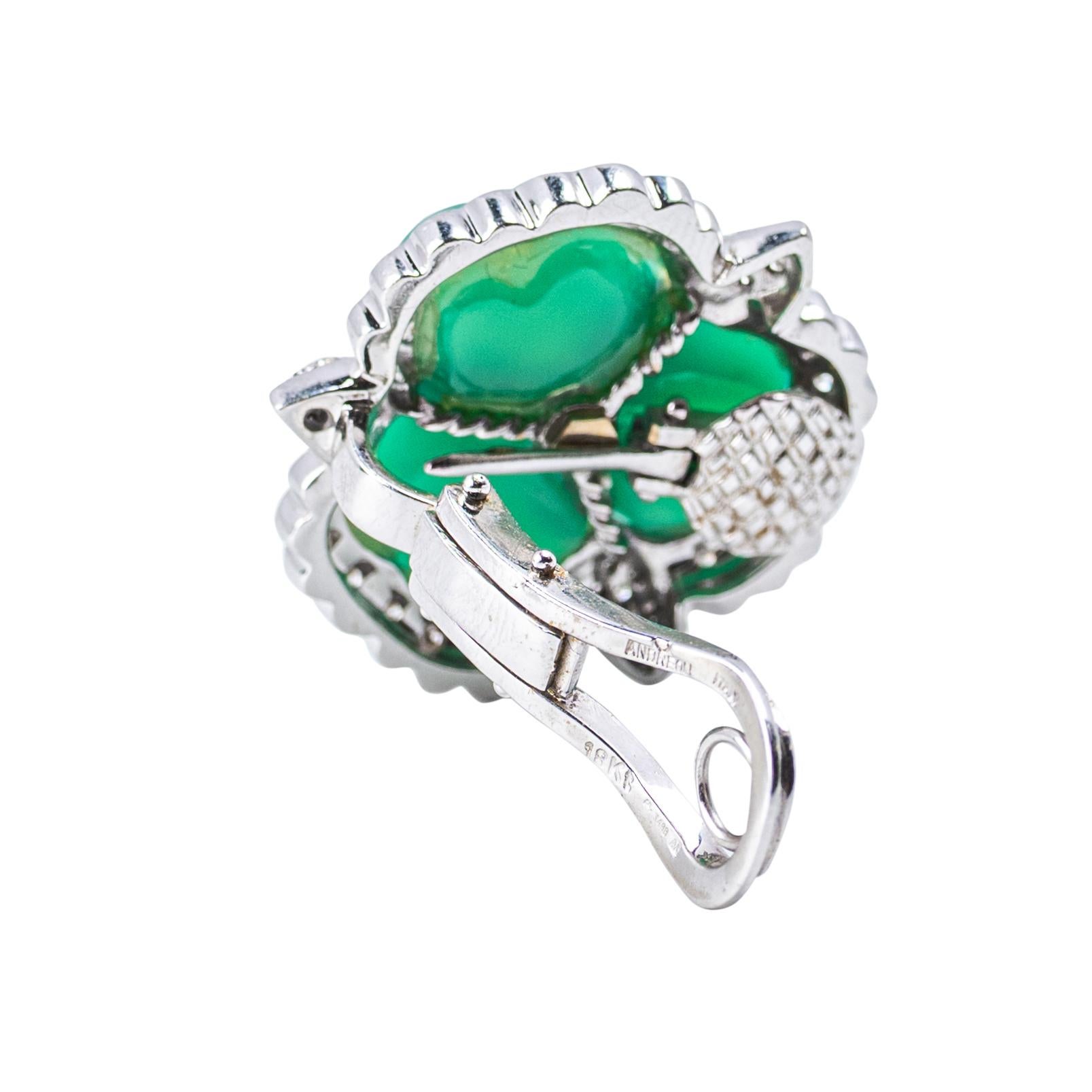 Andreoli 18K Weißgold, Smaragd & Diamant Cabrio Ohrclips

Ein auffälliges Paar Ohrclips des italienischen Juweliers Andreoli, gefertigt aus 18 Karat Weißgold mit einem kühnen Blumenmotiv. Die Ohrringe bestehen aus farbenprächtigen geschnitzten