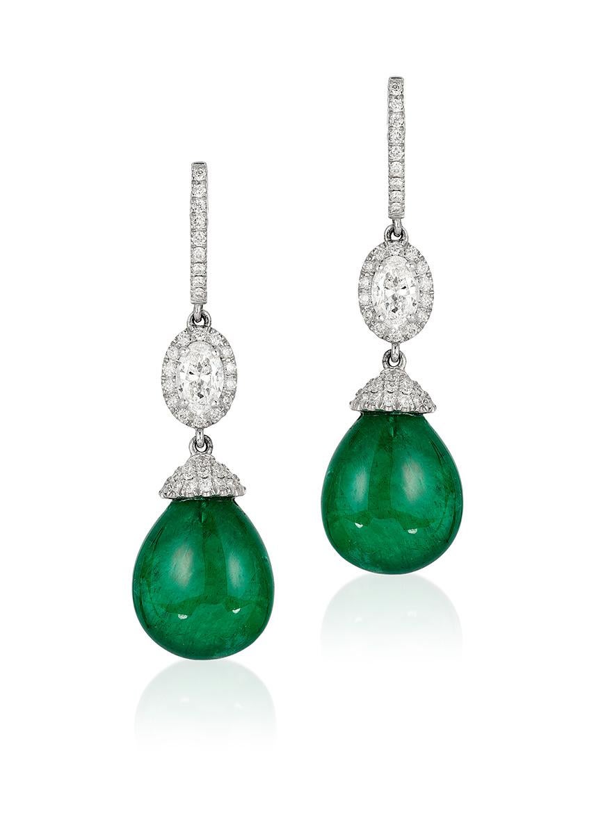 Contemporary Andreoli 20.25 Carat Emerald Diamond Drop Earrings 18 Karat White Gold