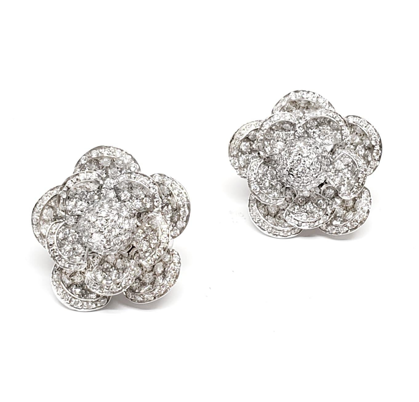 Contemporain Andreoli Boucles d'oreilles fleurs en or blanc 18 carats avec diamants de 4,99 carats en vente