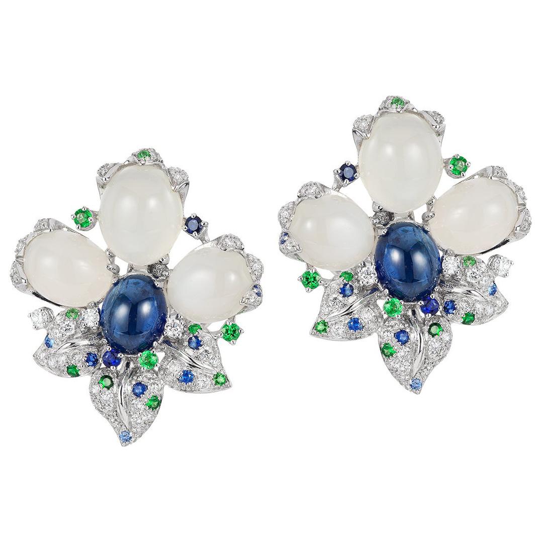 Andreoli Boucles d'oreilles fleur en saphir bleu, pierre de lune, cabochon, diamant et tsavorite
