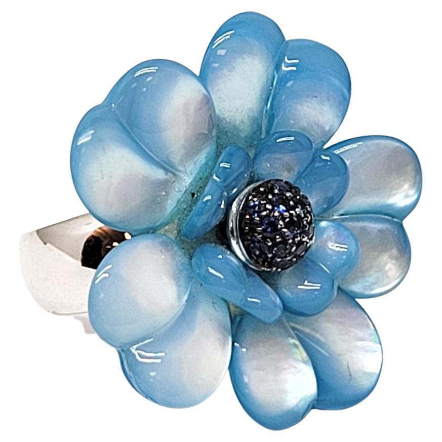 Andreoli, bague fleur en or 18 carats avec saphir bleu et nacre