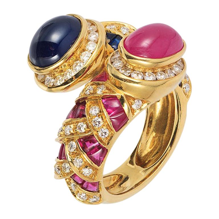 Andreoli Blue Sapphire Ruby Cabochon Bypass Cocktail Ring 18 Karat Yellow Gold For Sale