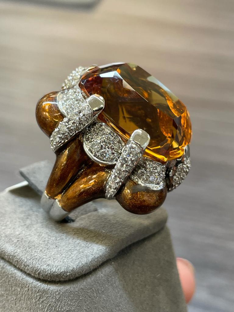 Andreoli Bague cocktail en émail brun, citrine et diamant 

- 2.02 ct Diamants
- 34,04 ct Citrine
- 11,80 g d'or blanc 18K
- Fabriqué en Italie